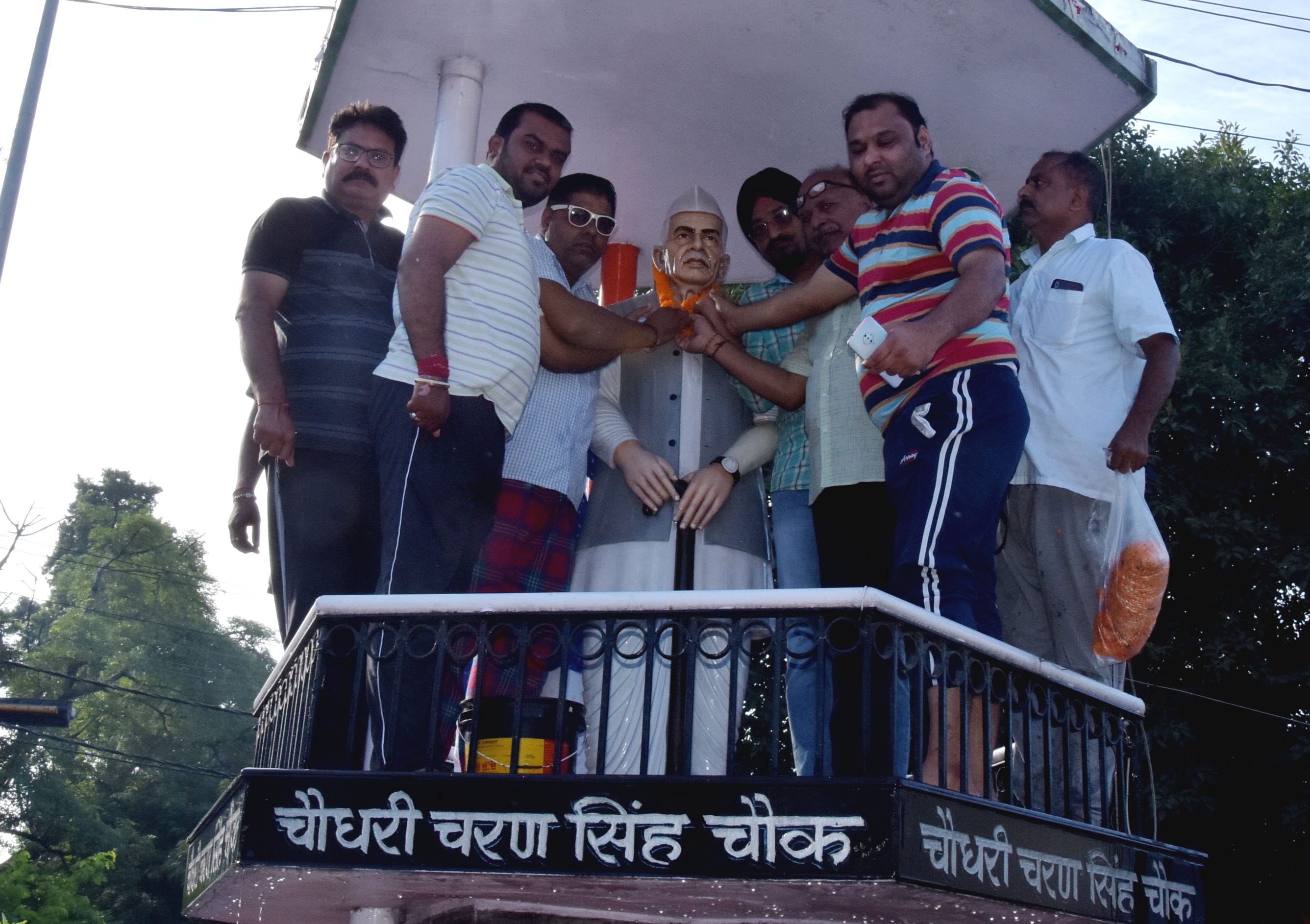 पंडित दीनदयाल उपाध्याय की जंयती पर चौधरी चरण सिंह की प्रतिमा पर माल्यअर्पित करते भाजपाई