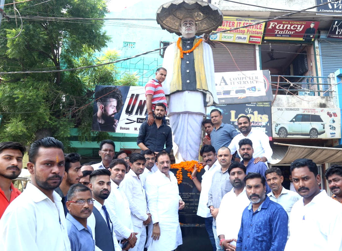 पंडित दीनदयाल उपाध्याय की जंयती पर सरदार वल्लभ भाई पटेल की प्रतिमा पर माल्यअर्पित करते भाजपा का?