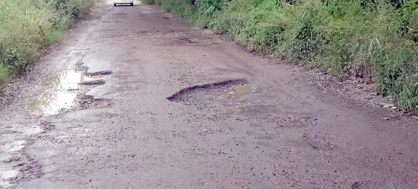 शामली युमना नहर मार्ग की टूटी सडक शामली युमना नहर मार्ग की टूटी सडक