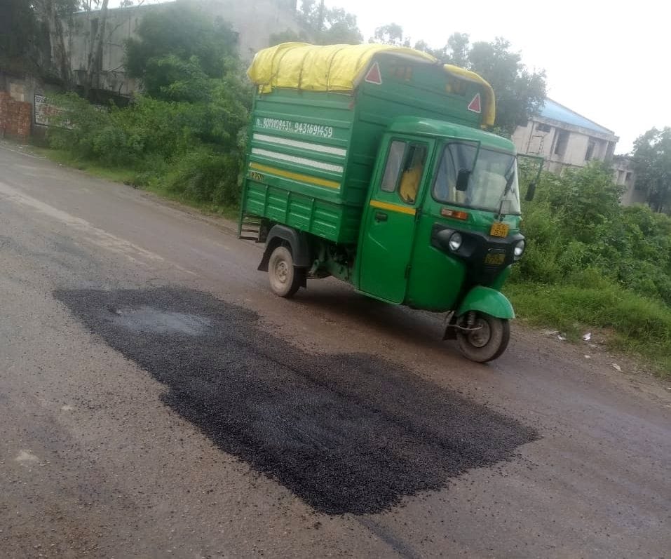 कुंडली से सटे ग्रामीण क्षेत्र की सड़क पर किया गया पैचवर्क। संवाद
