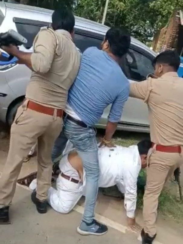 सांगीपुर में विवाद के दौरान भाजपा के कार्यकर्ता को पीटते लोग। संवाद सांगीपुर में विवाद के दौरान भाजपा के कार्यकर्ता को पीटते लोग। संवाद