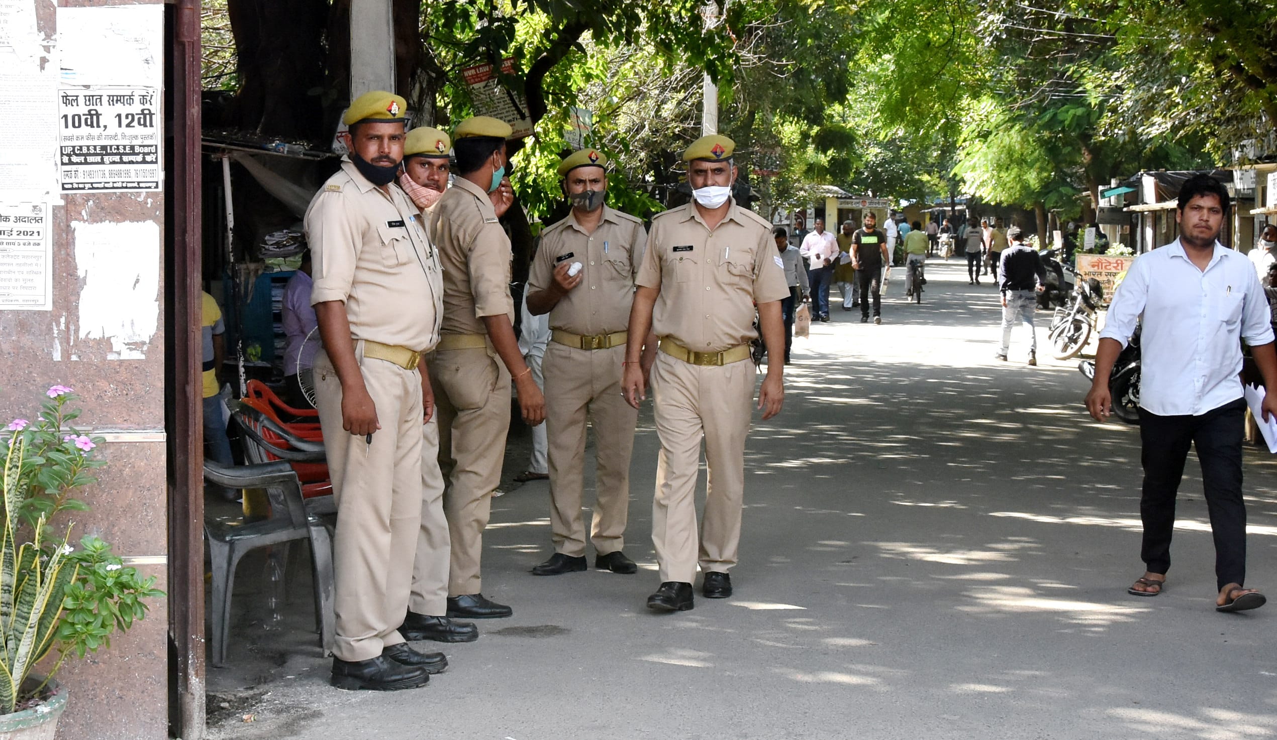 दीवानी कचहरी गेट तैनात पुलिस दीवानी कचहरी गेट तैनात पुलिस
