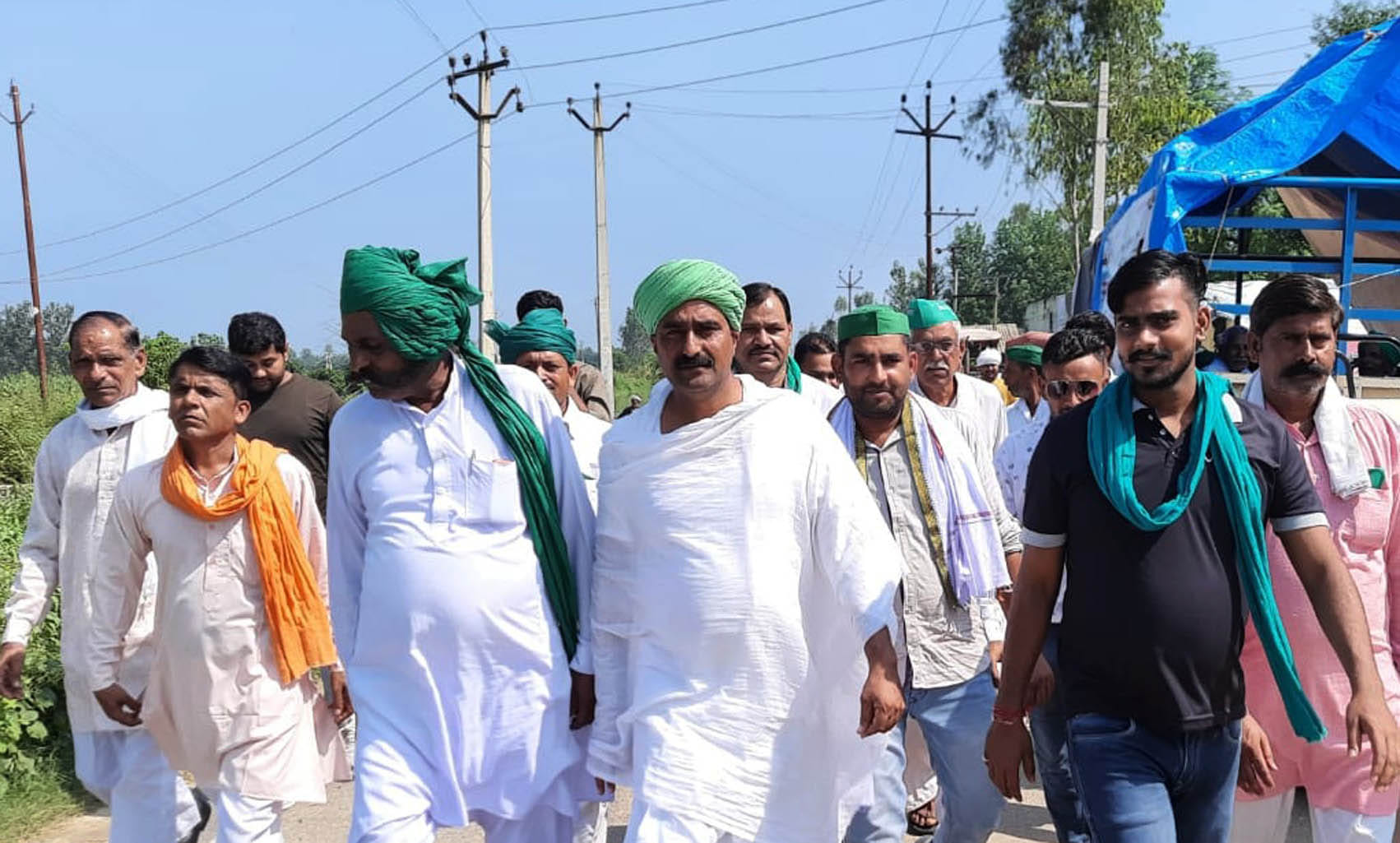किसान मजदूर संगठन की पदयात्रा में रोनी हरजीपुर मार्ग पर काफिले के साथ ठा. पूरण सिंह किसान मजदूर संगठन की पदयात्रा में रोनी हरजीपुर मार्ग पर काफिले के साथ ठा. पूरण सिंह