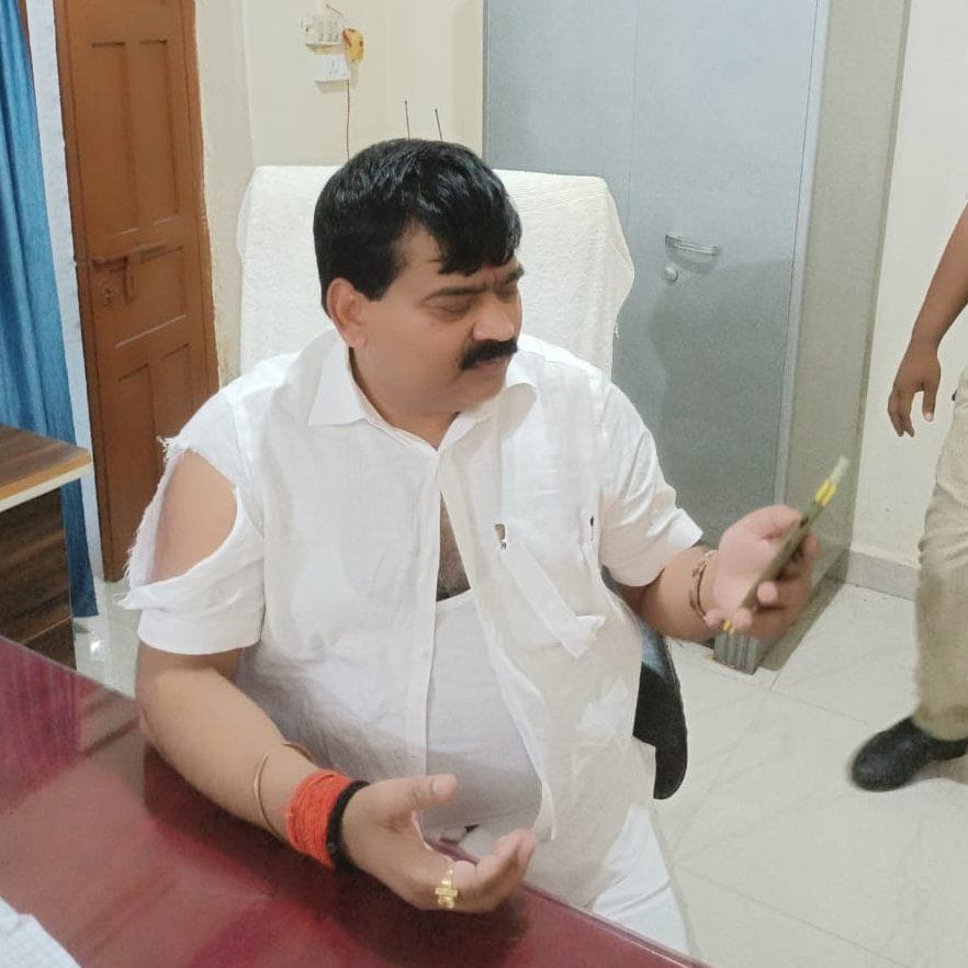 प्रतापगढ़ के सांगीपुर में मारपीट के दौरान सांसद संगमलाल गुप्ता के कपड़े फट गए। संवाद प्रतापगढ़ के सांगीपुर में मारपीट के दौरान सांसद संगमलाल गुप्ता के कपड़े फट गए। संवाद