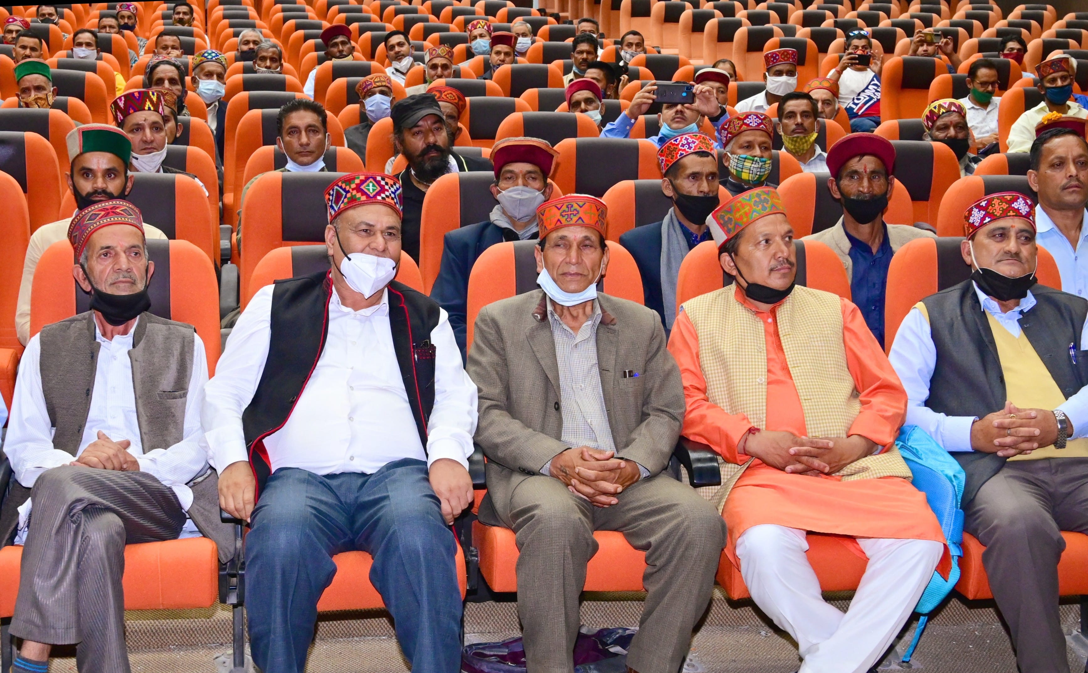 कुल्लू में दशहरा उत्सव की तैयारी को लेकर बैठक में भाग लेते जिला भर के देवी-देवता के कारदार। कुल्लू में दशहरा उत्सव की तैयारी को लेकर बैठक में भाग लेते जिला भर के देवी-देवता के कारदार।
