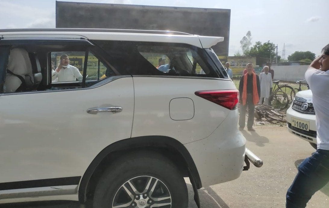 प्रतापगढ़ के सांगीपुर में विवाद के दौरान सांसद संगमलाल गुप्ता की गाड़ी तोड़ता युवक। संवाद प्रतापगढ़ के सांगीपुर में विवाद के दौरान सांसद संगमलाल गुप्ता की गाड़ी तोड़ता युवक। संवाद
