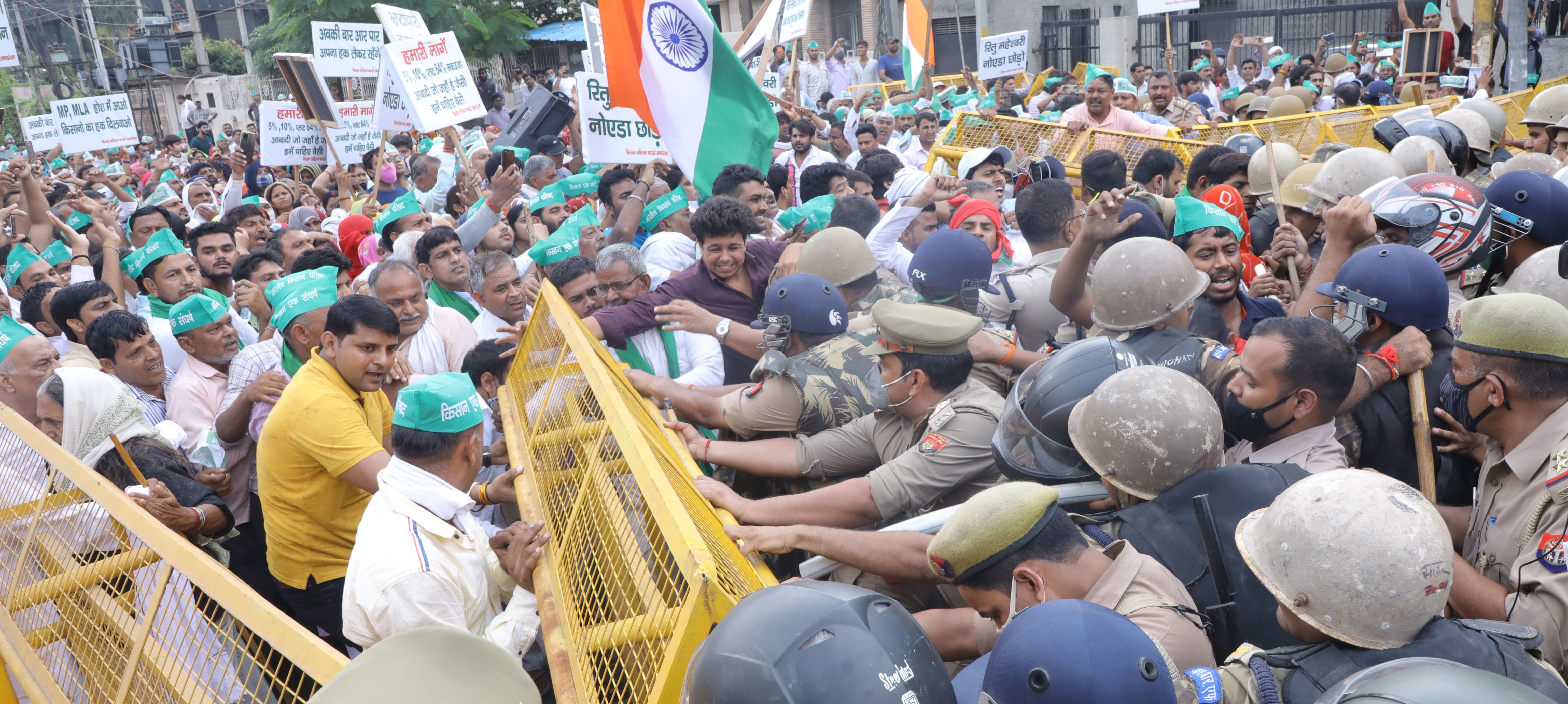 प्राधिकरण की ओर जा रहे किसानों को रोकती पुलिस। प्राधिकरण की ओर जा रहे किसानों को रोकती पुलिस।