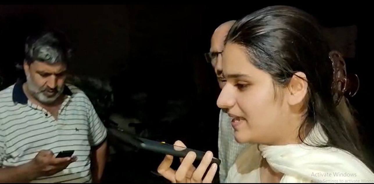 प्रदेश के उपमुख्यमंत्री दुष्यंत चौटाला के साथ फोन पर बात करतीं निशा ग्रेवाल, साथ में परिवार के सद
