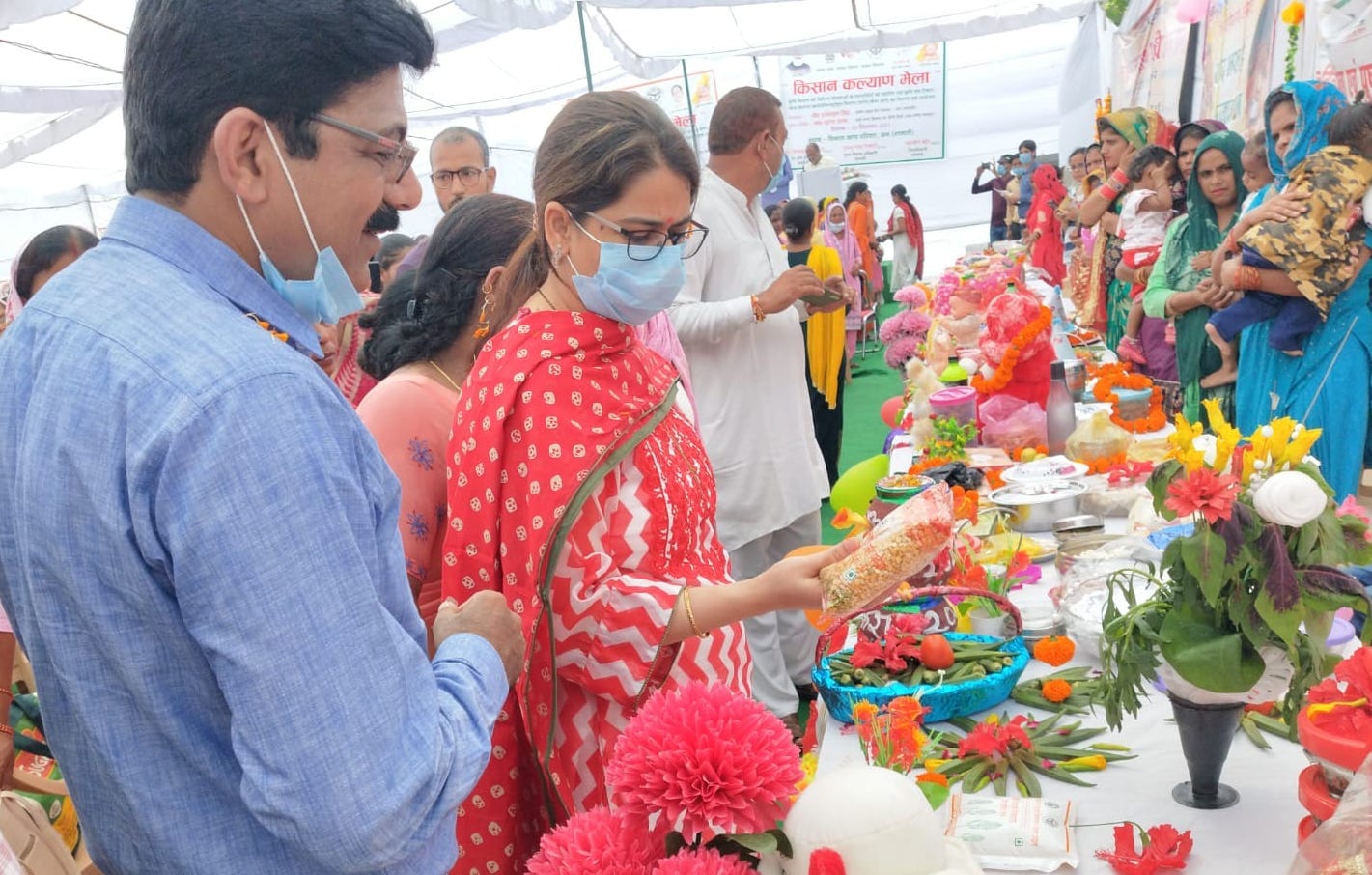 गढीपुख्ता :- ऊन ब्लॉक में आयोजित गरीब कल्याण मेले में लगे स्टालो का निरीक्षण करती डीएम जसजीत कौर गढीपुख्ता :- ऊन ब्लॉक में आयोजित गरीब कल्याण मेले में लगे स्टालो का निरीक्षण करती डीएम जसजीत कौर