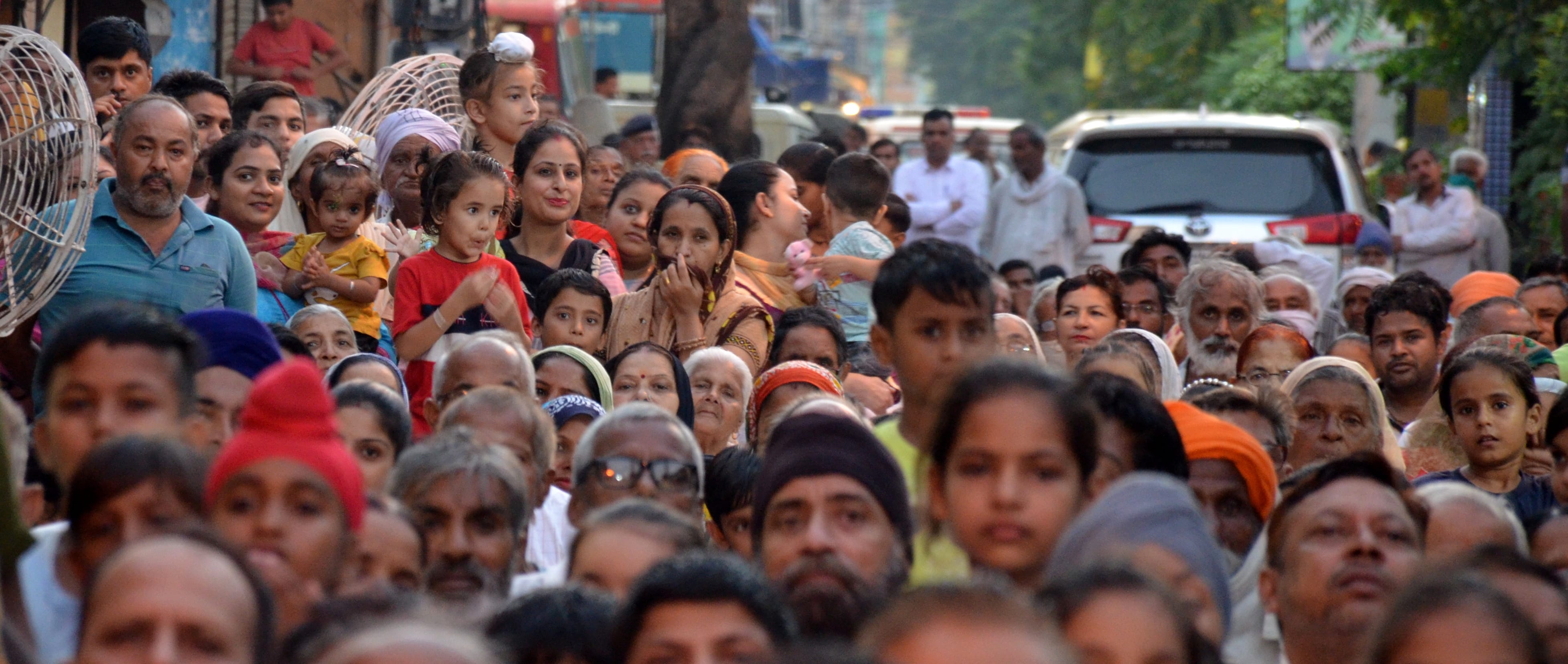 67: करनाल: रामनगर क्षेत्र के लोगों को चेहरे पर रेलवे फुटओवर ब्रिज मिलने की खुशी साथ दिख रही थी। अमर उ 67: करनाल: रामनगर क्षेत्र के लोगों को चेहरे पर रेलवे फुटओवर ब्रिज मिलने की खुशी साथ दिख रही थी। अमर उ