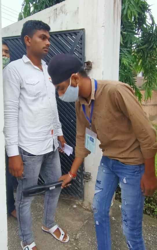  परीक्षार्थियों की जांच करते कर्मचारी। संवाद