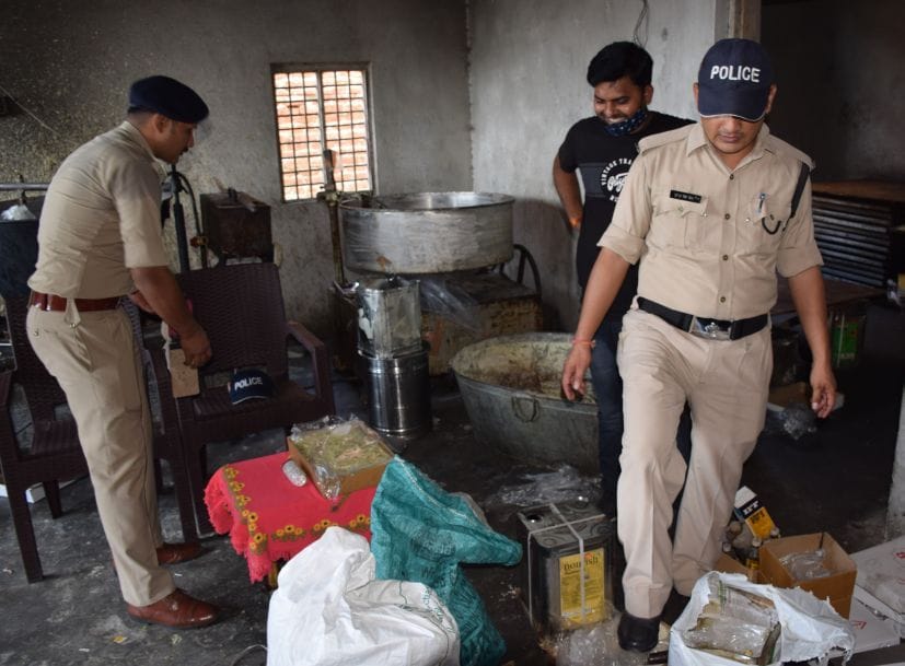 रुद्रपुर के रेशमबाड़ी में मिठाई की फैक्ट्री में छापा मारती पुलिस टीम।
