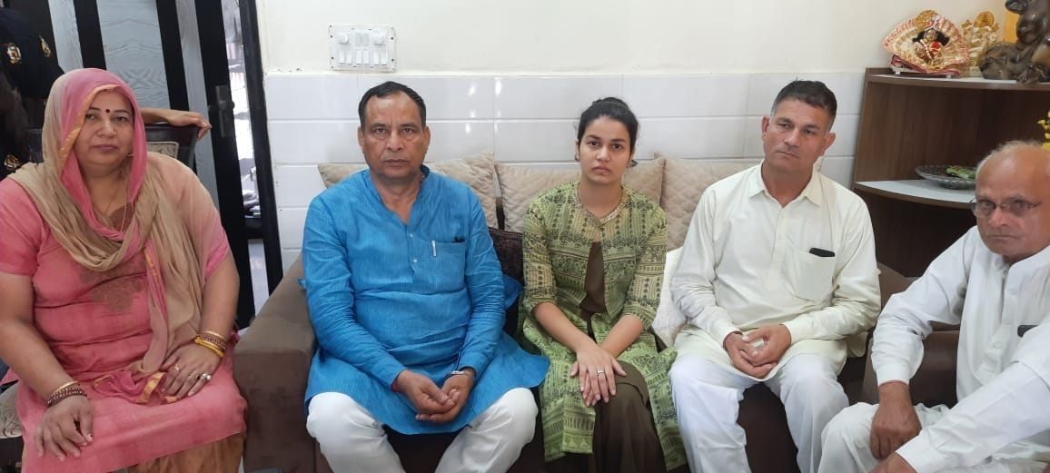 यूपीएससी की परीक्षा पास करने पर निधि को बधाई देने पहुंचे राई विधायक मोहन लाल बड़ौली, साथ हैं निधि ?