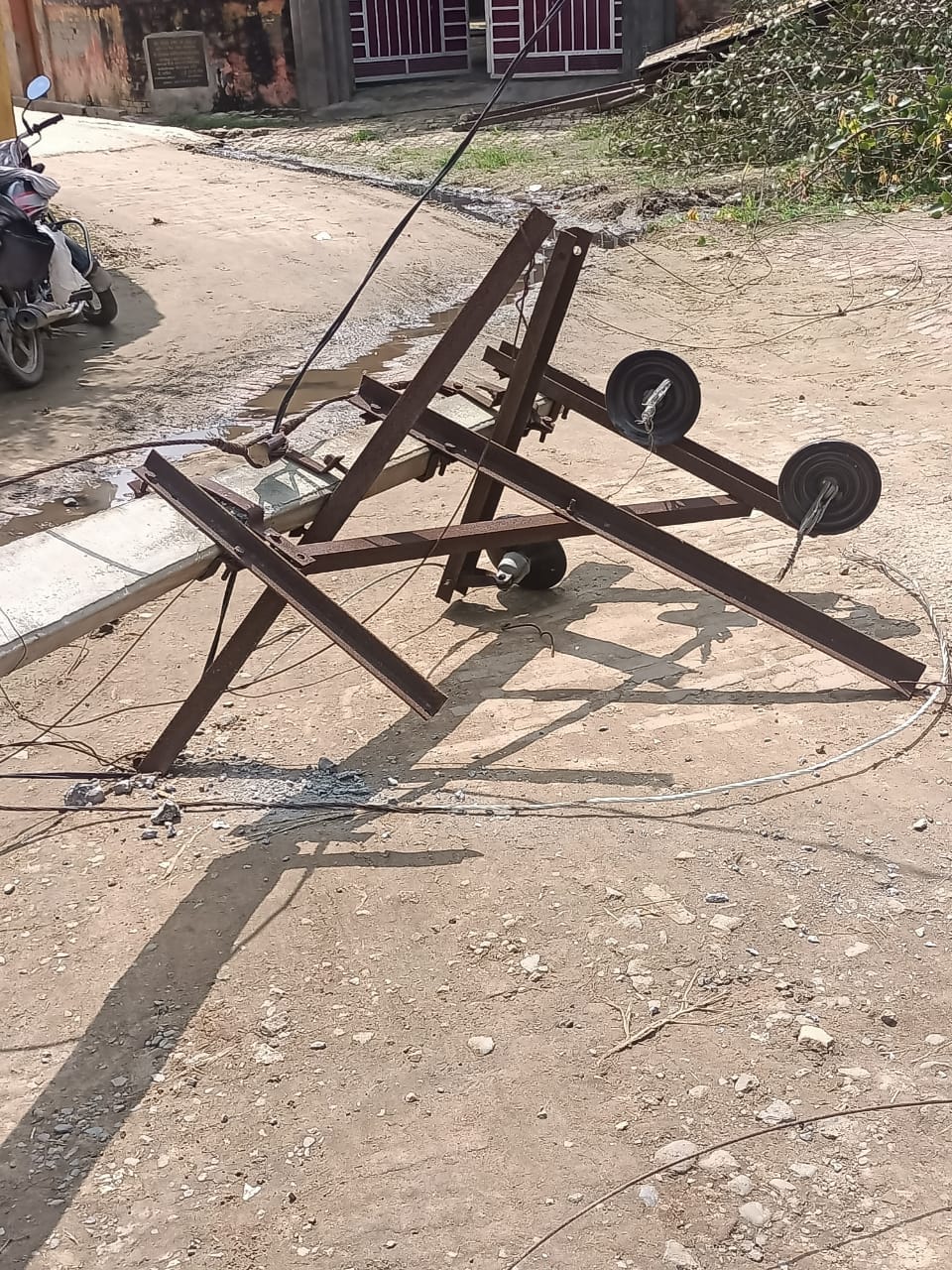 ग्राम सैदपुर में जमीन पर टूटा पड़ा हाईटेंशन लाइन का खंभा व तार ग्राम सैदपुर में जमीन पर टूटा पड़ा हाईटेंशन लाइन का खंभा व तार