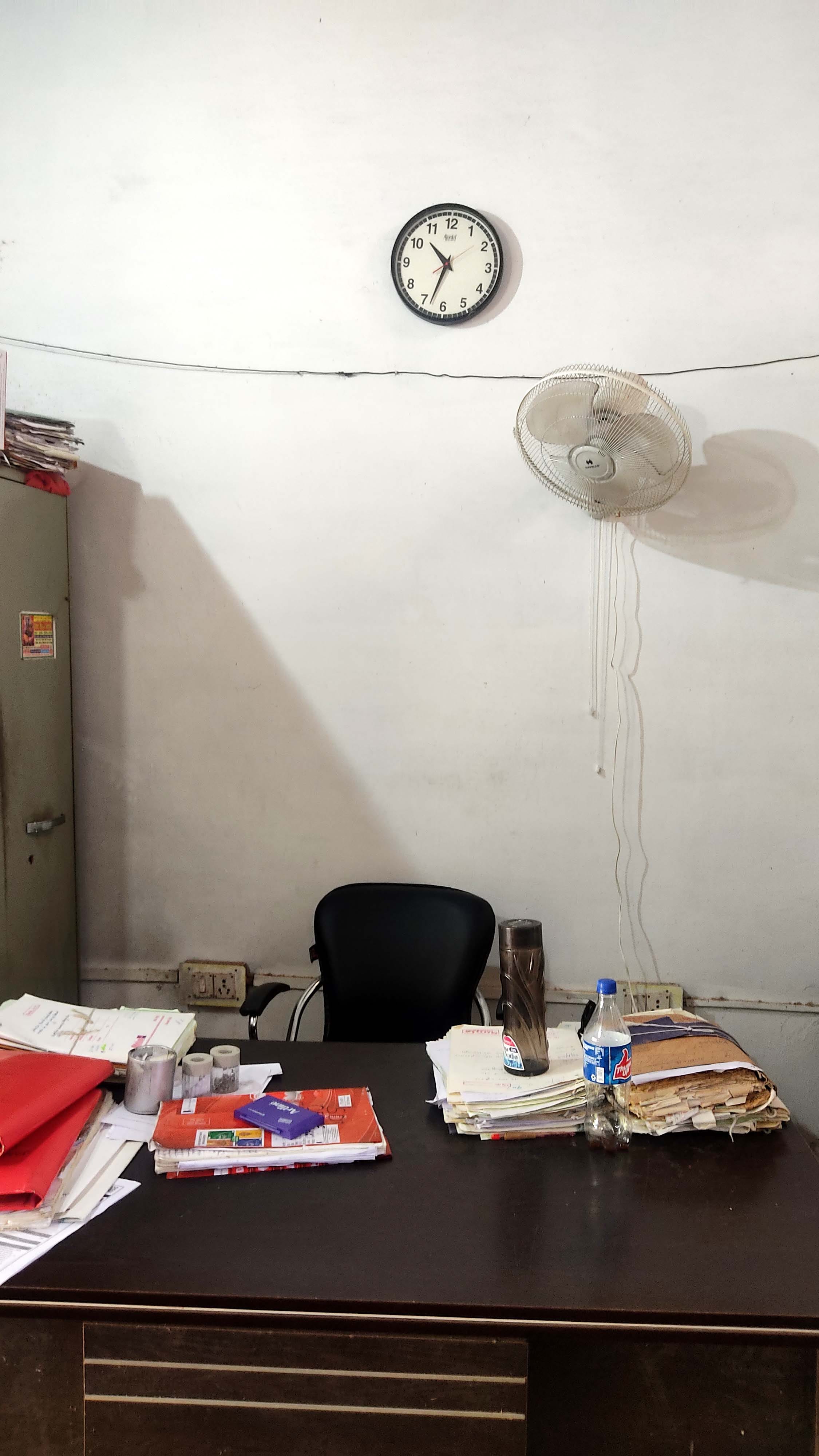 मुख्यालय के अन्य कार्यालय में साढ़े दस बजे के बाद भी खाली पड़ी कुर्सी। - संवाद। मुख्यालय के अन्य कार्यालय में साढ़े दस बजे के बाद भी खाली पड़ी कुर्सी। - संवाद।