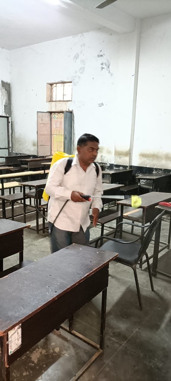रायंसरी स्कूल में बच्चों के आगमन से पूर्व क्लास रूम को सैनिटाइज करता कर्मी।