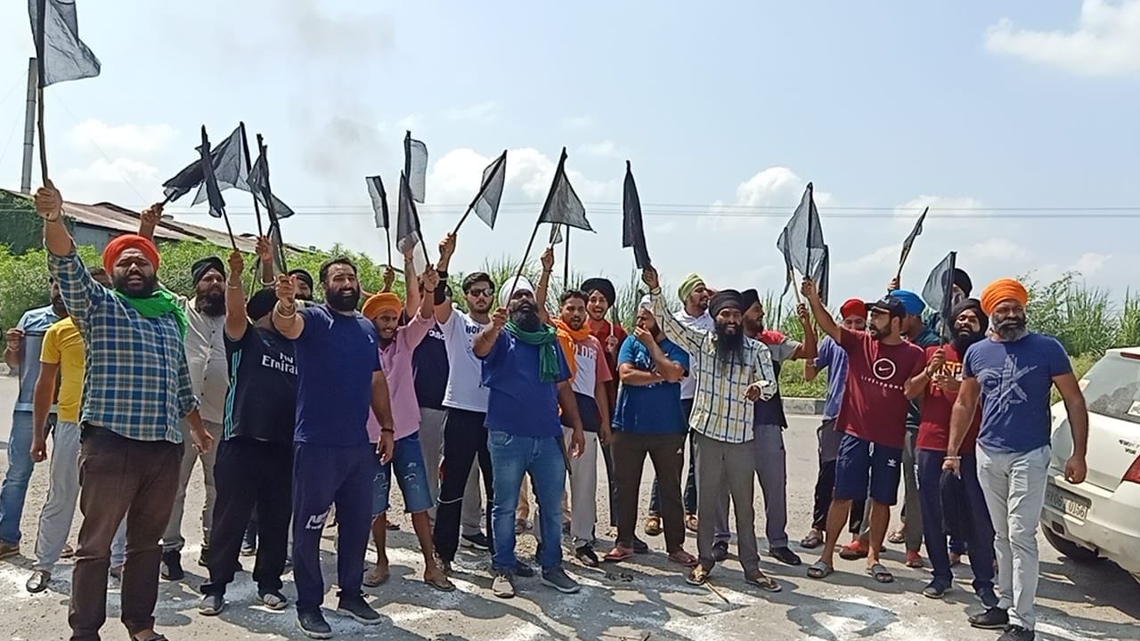 केलाखेड़ा में खेल मंत्री अरविंद पांडेय कार्यक्रम स्थल से कुछ दूरी पर काले झंडे दिखाकर प्रदर्शन ? केलाखेड़ा में खेल मंत्री अरविंद पांडेय कार्यक्रम स्थल से कुछ दूरी पर काले झंडे दिखाकर प्रदर्शन ?
