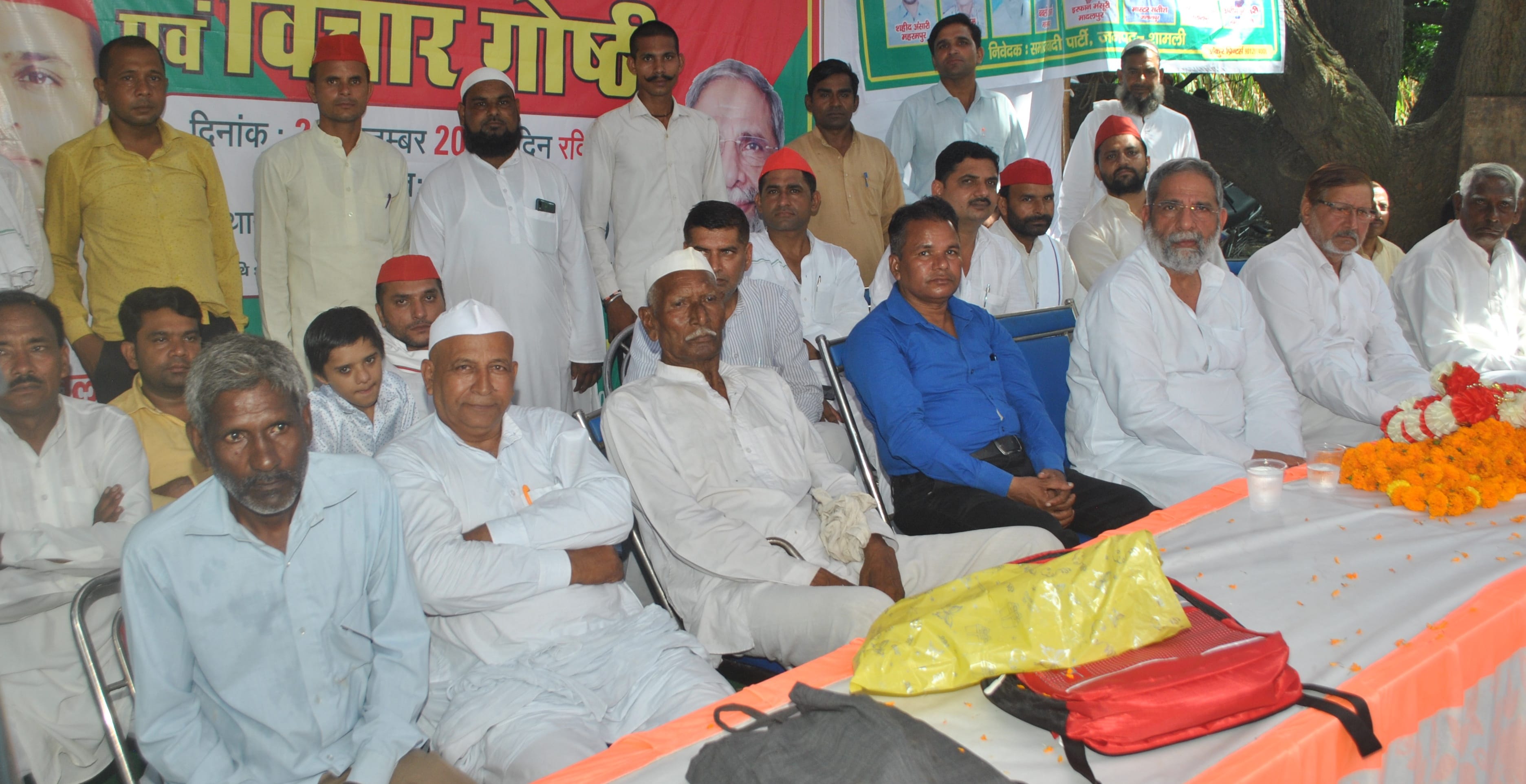 शामली क्षेत्र के गांव महरमपुर,दुल्हैंडा में आयोजित  दलित सम्मेलन एवं विचार गोष्ठी में मंचासीन स?