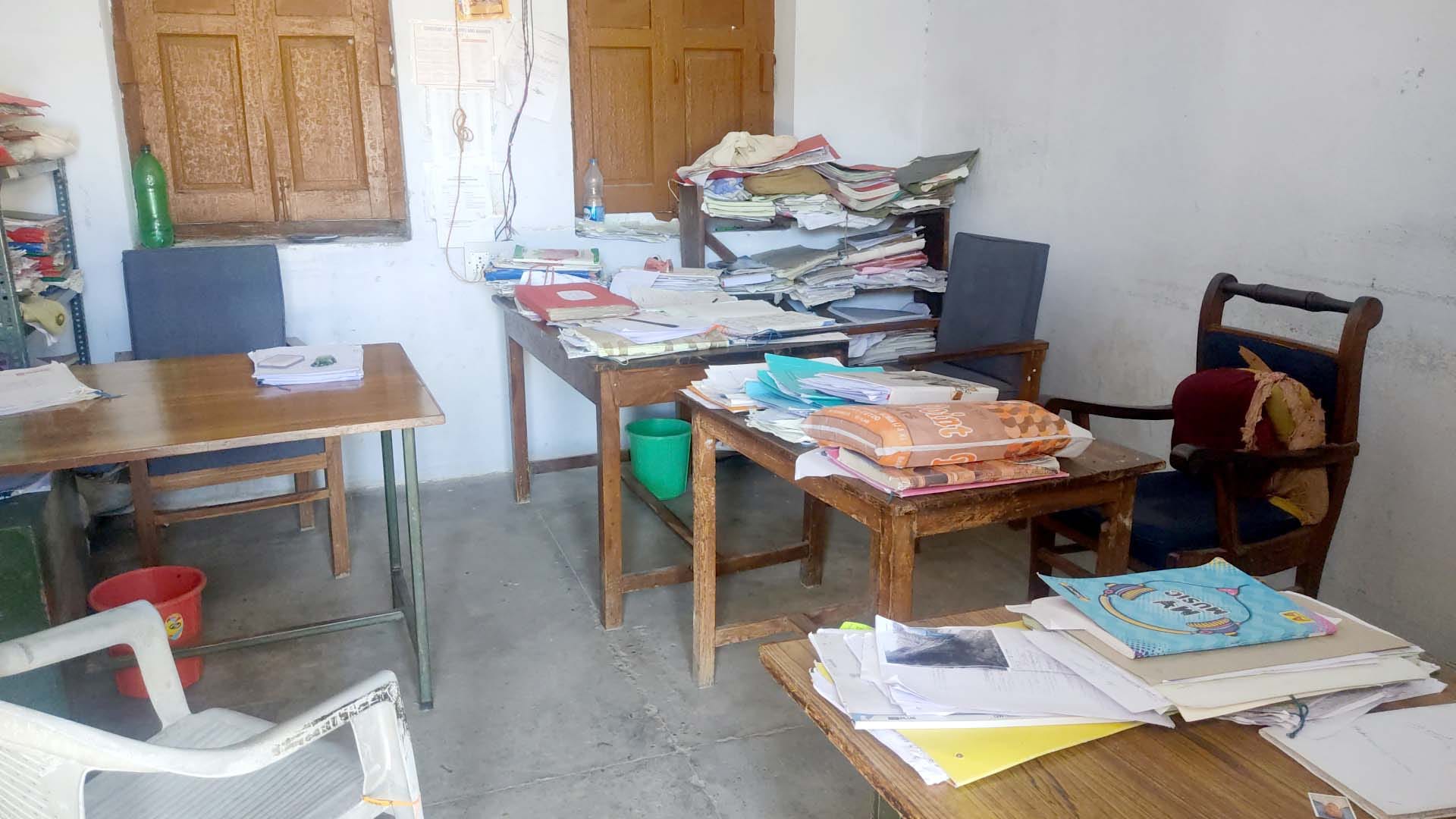 कार्यालय खुलने के बाद खाली पड़ी कुर्सियां। - संवाद। कार्यालय खुलने के बाद खाली पड़ी कुर्सियां। - संवाद।