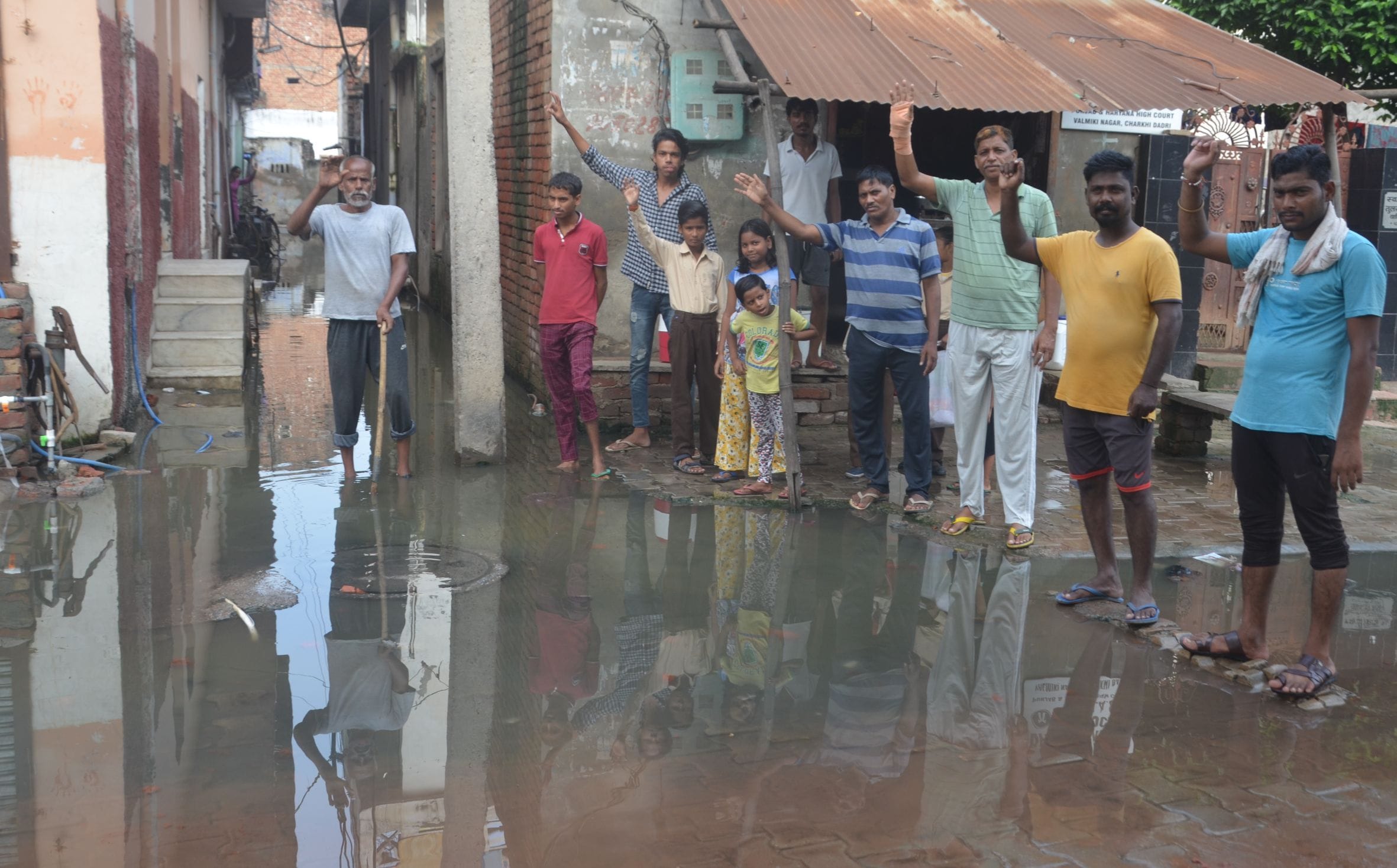 वाल्मीकि नगर में भरा दूषित पानी और रोष जताते लोग। वाल्मीकि नगर में भरा दूषित पानी और रोष जताते लोग।