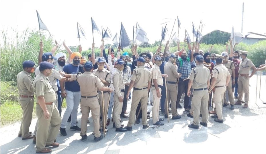 केलाखेड़ा में प्रदर्शनकारियों को रोकती पुलिस। केलाखेड़ा में प्रदर्शनकारियों को रोकती पुलिस।