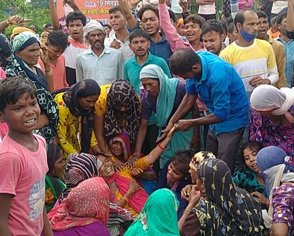 धामपुर में जाम के दौरान विलाप करते मृतक के परिजन धामपुर में जाम के दौरान विलाप करते मृतक के परिजन