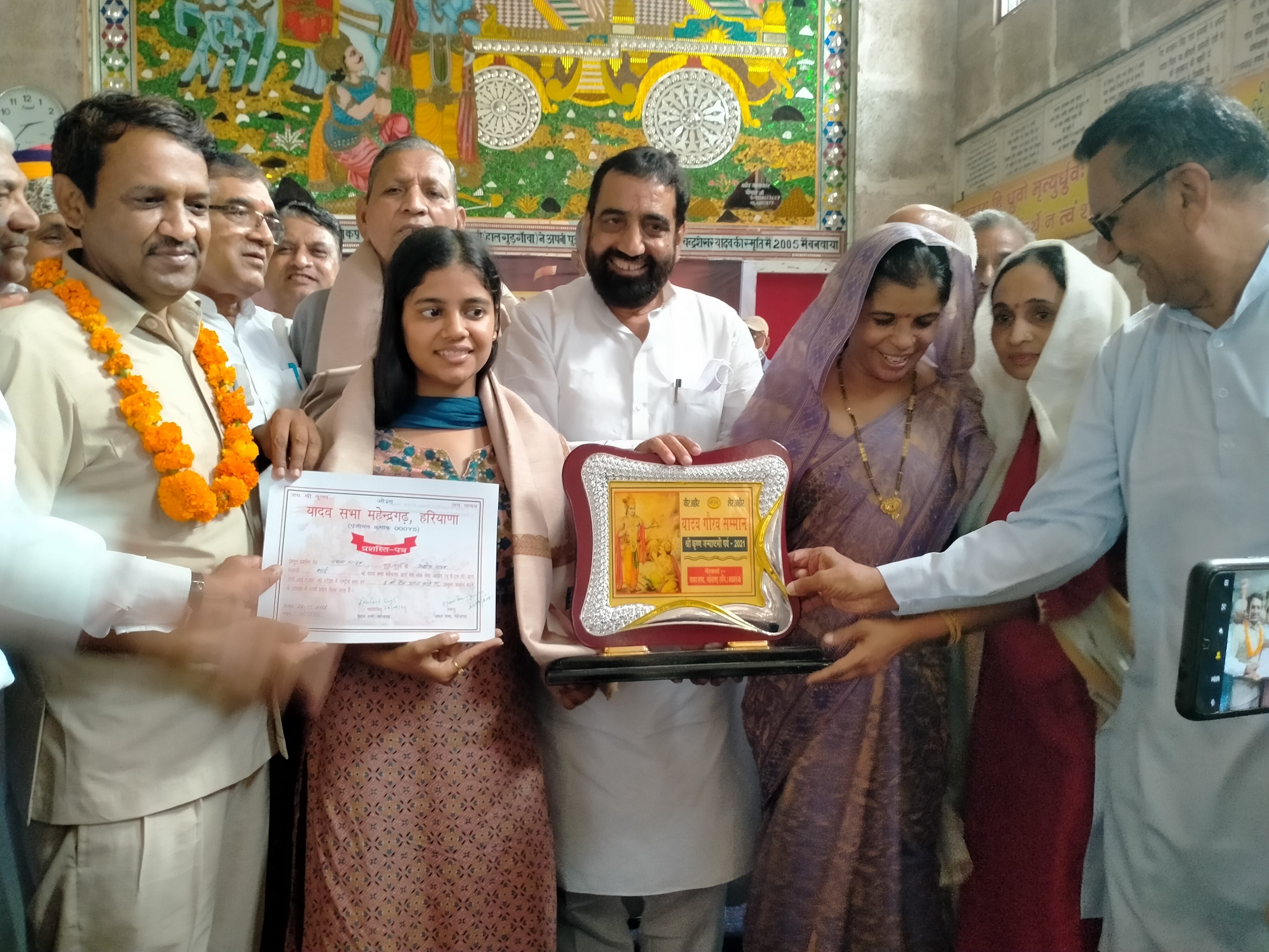 यादव धर्मशाला में ममता यादव को स्मृति चिह्न देकर सम्मानित करते मुख्यातिथि विधायक राव दान सिंह