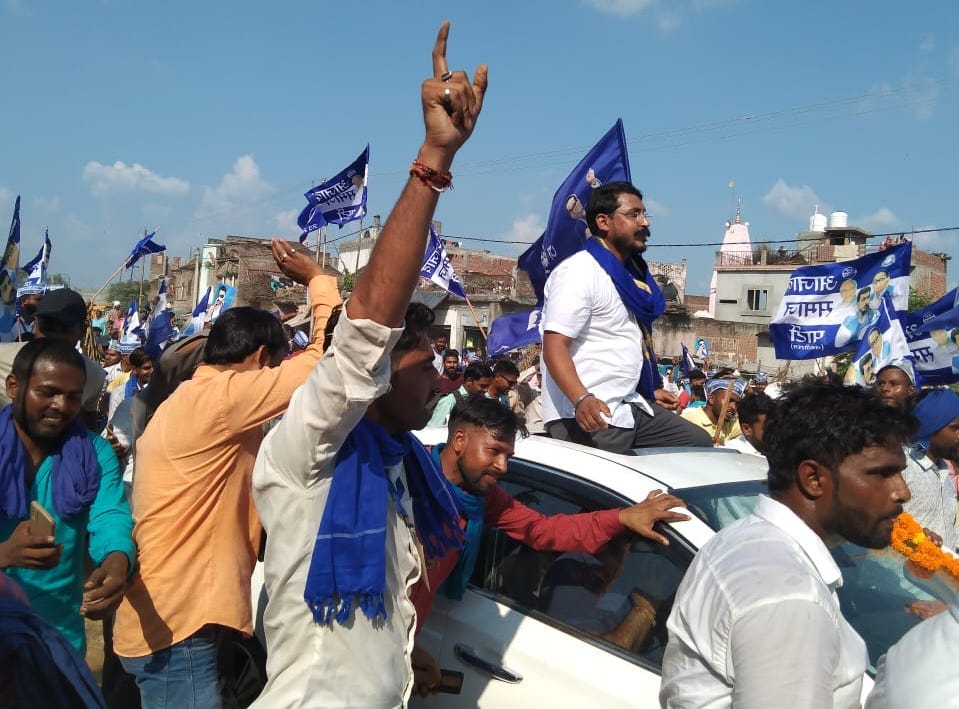 जलालाबाद में आसपा के राष्ट्रीय अध्यक्ष चंद्रशेखर का स्वागत करते लोग जलालाबाद में आसपा के राष्ट्रीय अध्यक्ष चंद्रशेखर का स्वागत करते लोग