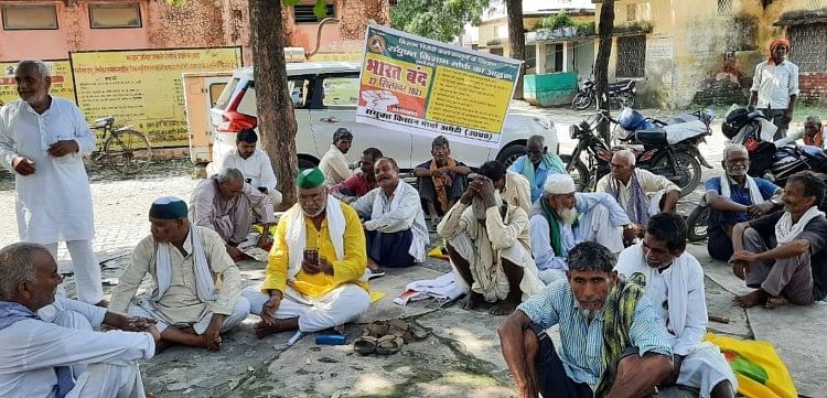 25 : गौरीगंज : ब्लॉक परिसर में बैठक कर रणनीति तैयार करते किसान नेता। -संवाद