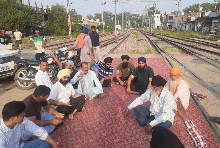 पठानकोट में रेल ट्रैक पर बैठे किसान।