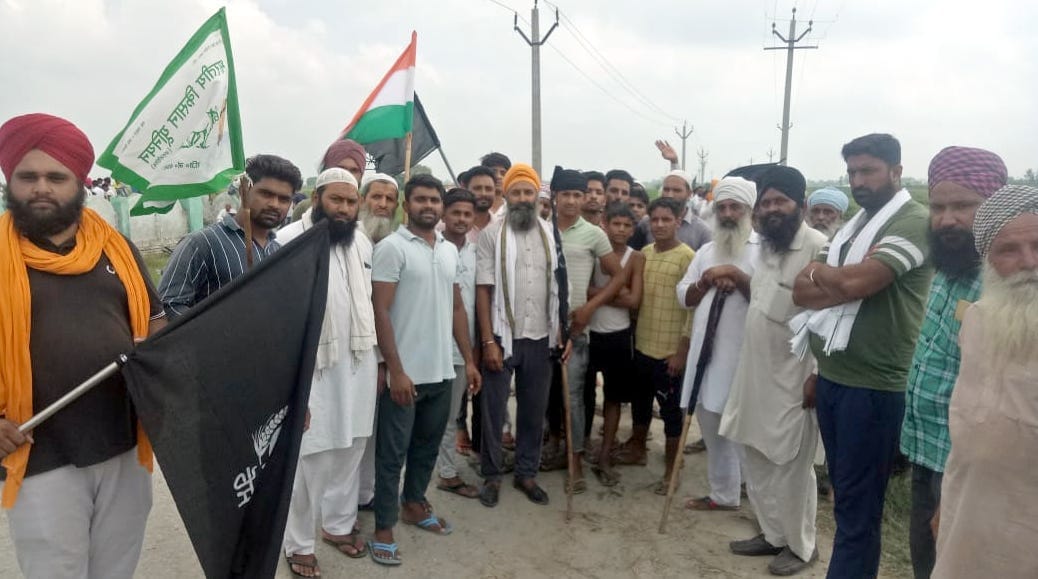 झिंझाना क्षेत्र के गांव मंसूरा में सांसद प्रदीप चौधरी का विरोध करते किसान झिंझाना क्षेत्र के गांव मंसूरा में सांसद प्रदीप चौधरी का विरोध करते किसान