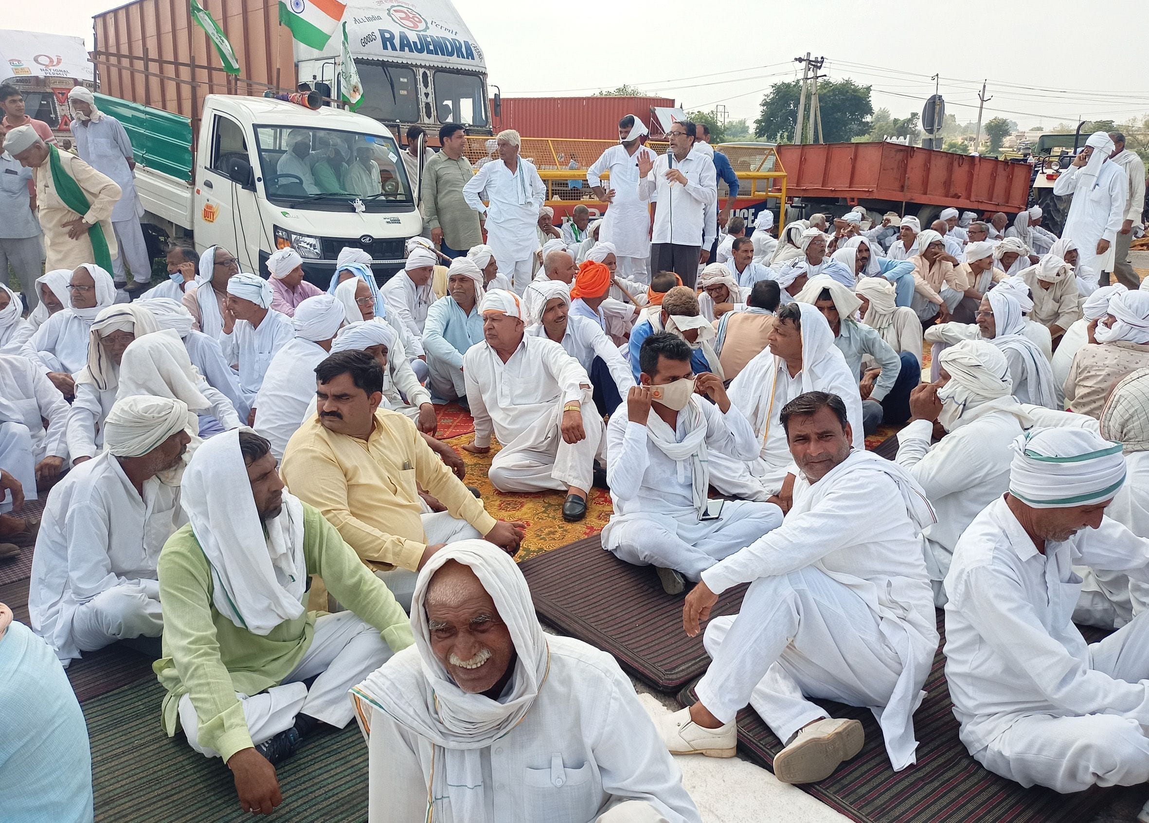 अटोहां चौक पर राष्ट्रीय राजमार्ग को जाम कर बैठे किसान।