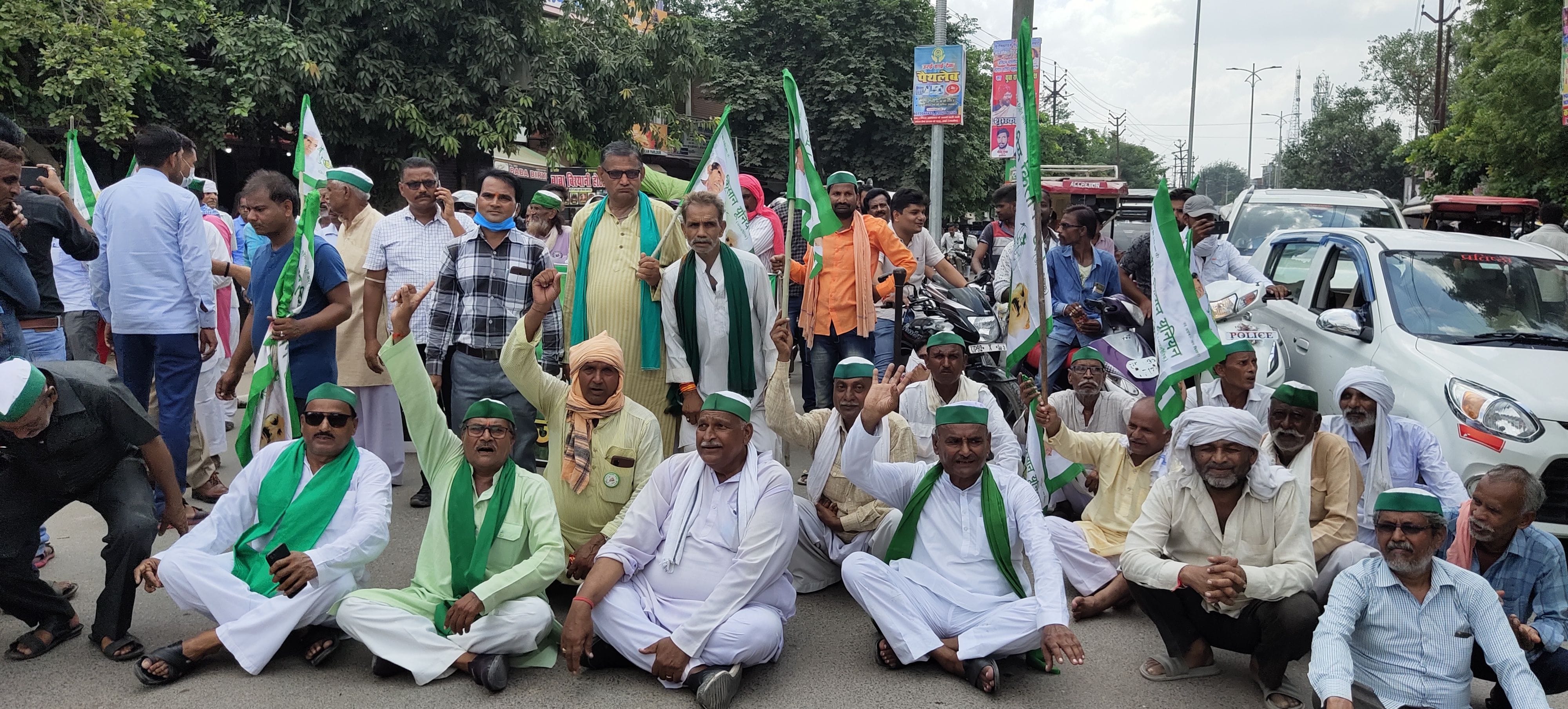 भारत बंद के दौरान अंबेडकर चौराहे पर धरने पर बैठे भारतीय किसान यूनियन के लोग