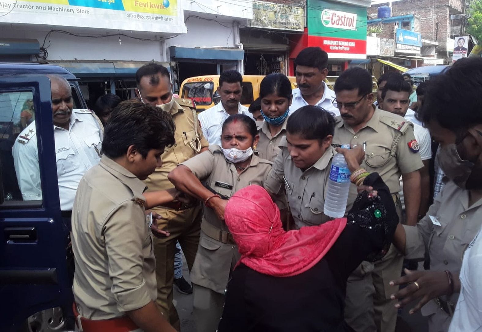 शमी की मां व बहन को जबरन कार में बैठाते पुलिस कर्मी। संवाद