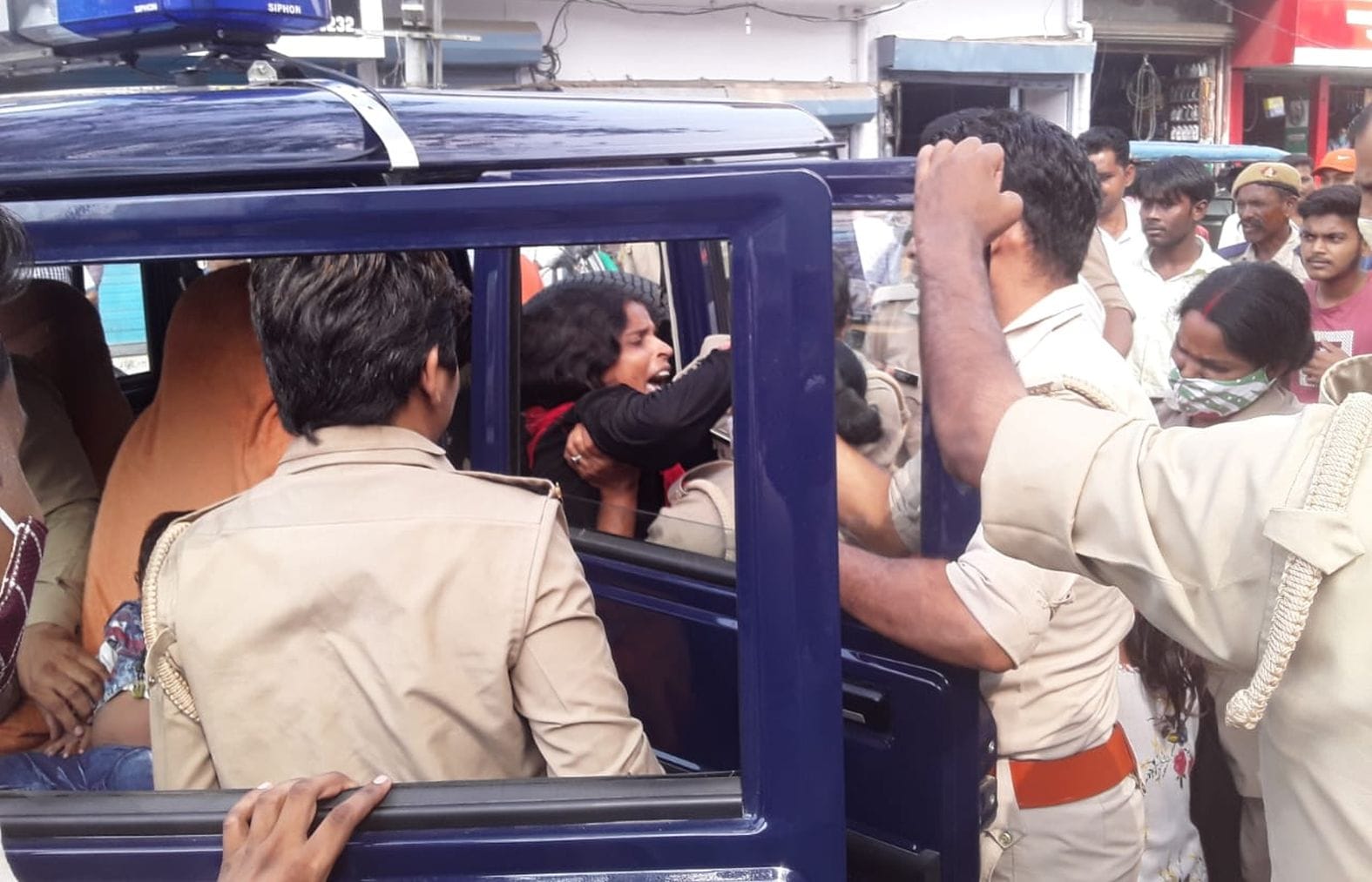 शमी की बहन को जबरन कार में बैठाते पुलिस कर्मी। संवाद