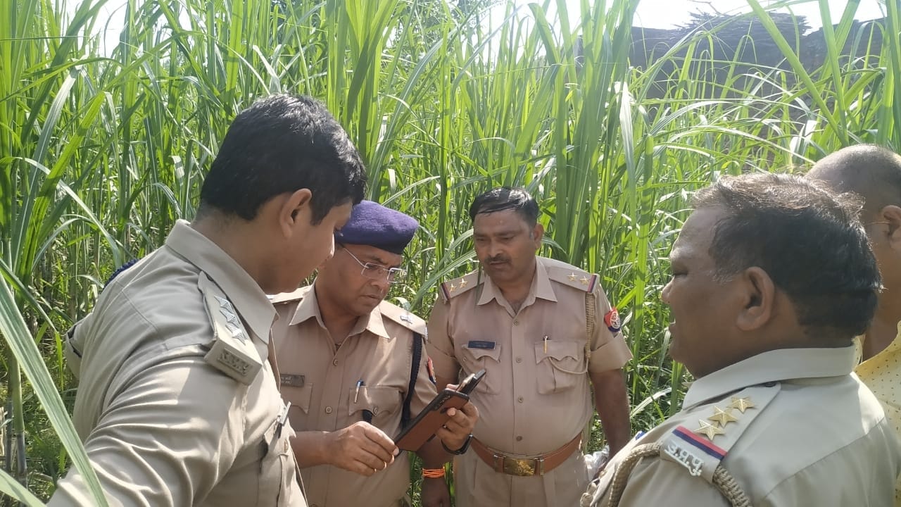 बिजनौर : बढ़ापुर के गांव कोपा के जंगल में छात्रा की हत्या के बाद मौके पर मिले मोबाइल की जांच करते ए? बिजनौर : बढ़ापुर के गांव कोपा के जंगल में छात्रा की हत्या के बाद मौके पर मिले मोबाइल की जांच करते ए?