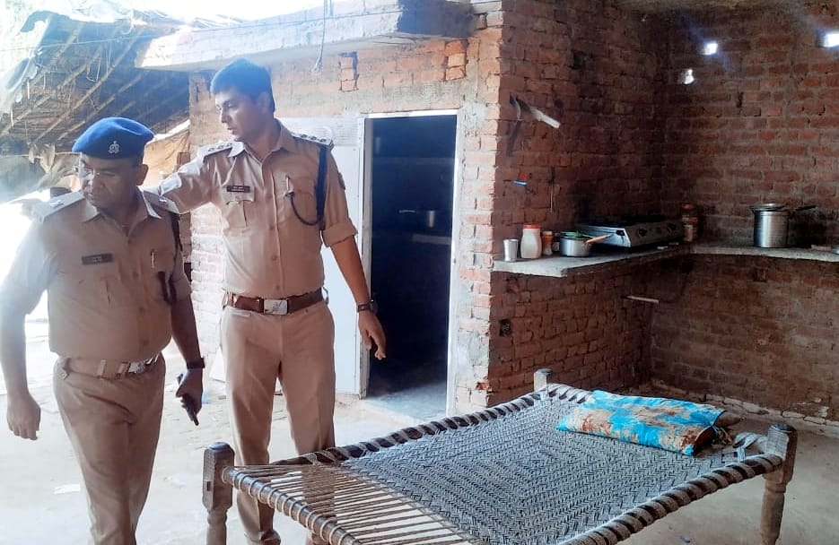 बिजनौर : बढ़ापुर के गांव कोपा के जंगल में छात्रा की हत्या के बाद उसके घर को देखते एएसपी देहात राम अ? बिजनौर : बढ़ापुर के गांव कोपा के जंगल में छात्रा की हत्या के बाद उसके घर को देखते एएसपी देहात राम अ?