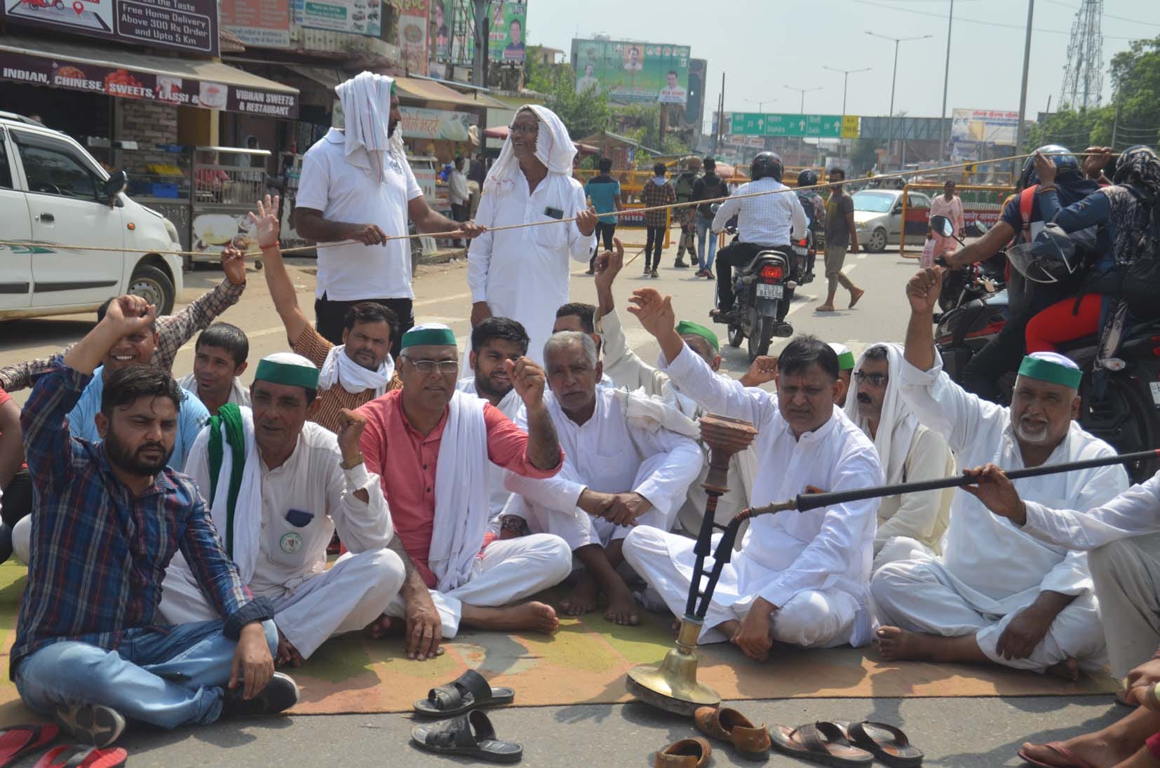 बागपत के राष्ट्र वंदना चौक पर धरने पर बैठे भाकियू कार्यकर्ता