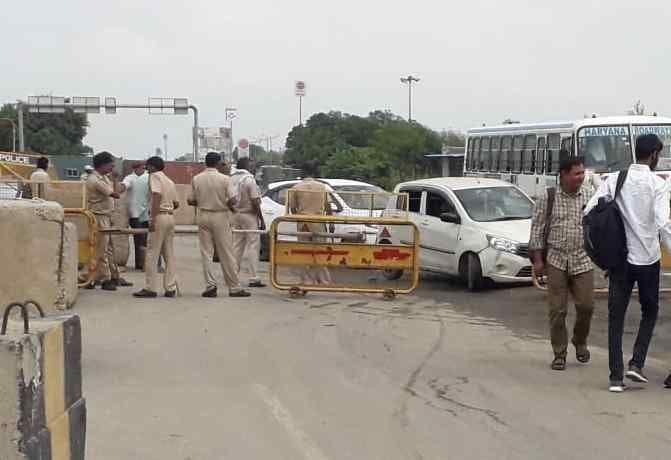  किसानों के भारत बंद के कारण सुरक्षा बनाए रखने के लिए तैनात पुलिसकर्मी। संवाद