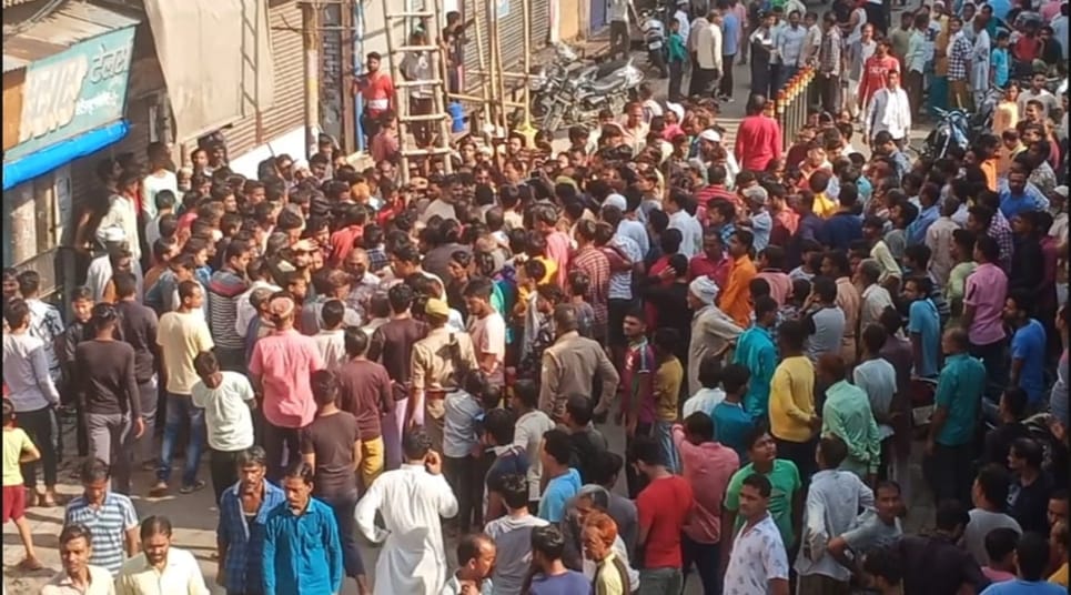 तिकोनिया बाजार में एकत्र सैकड़ो की संख्या में भीड़