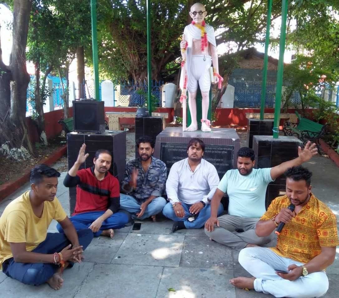 बागेश्वर में गांधी पार्क में धरना देते यूथ कांग्रेस कार्यकर्ता।