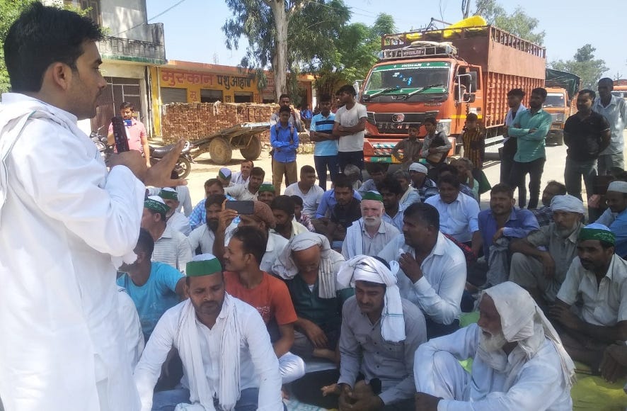 नांगलसोती के बस स्टैंड पर धरना देते किसान।