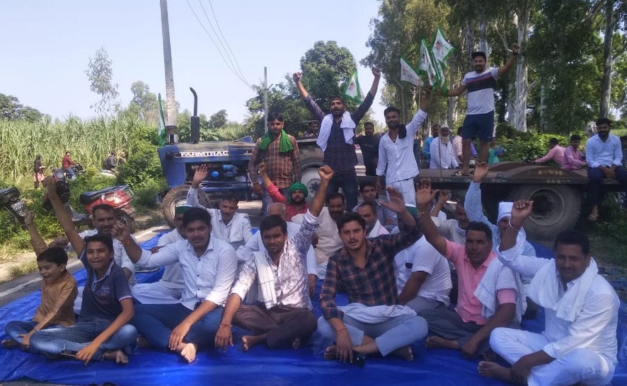 नांगलसोती के खानपुर तिराहे पर धरने पर बैठे किसान।