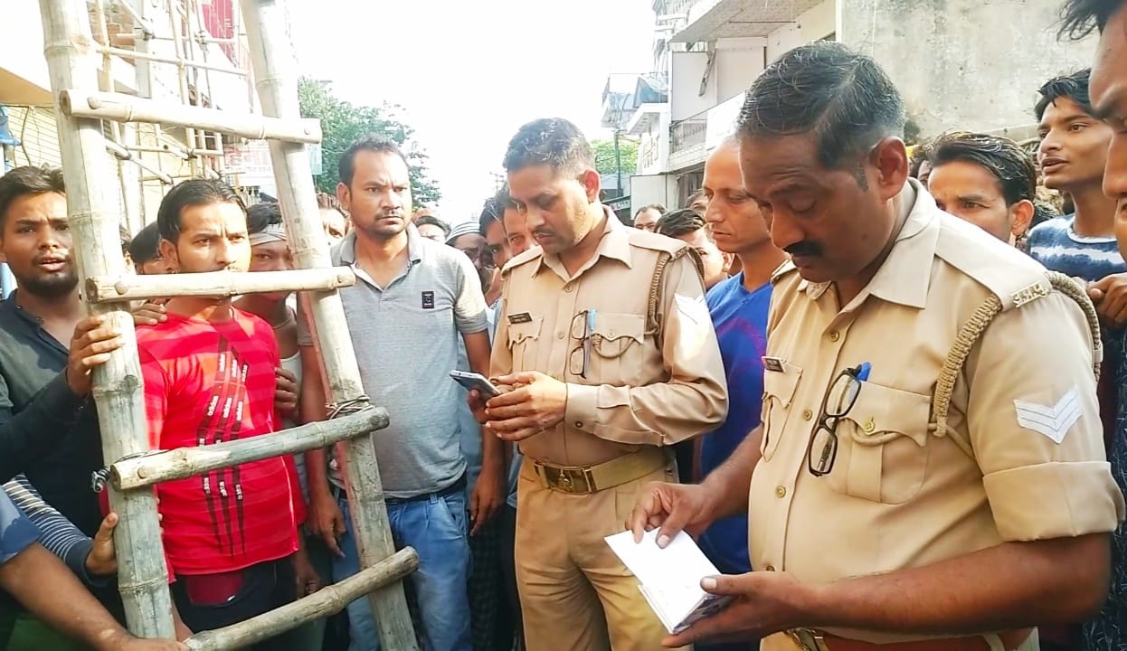 जांच पड़ताल करते पुलिस कर्मी