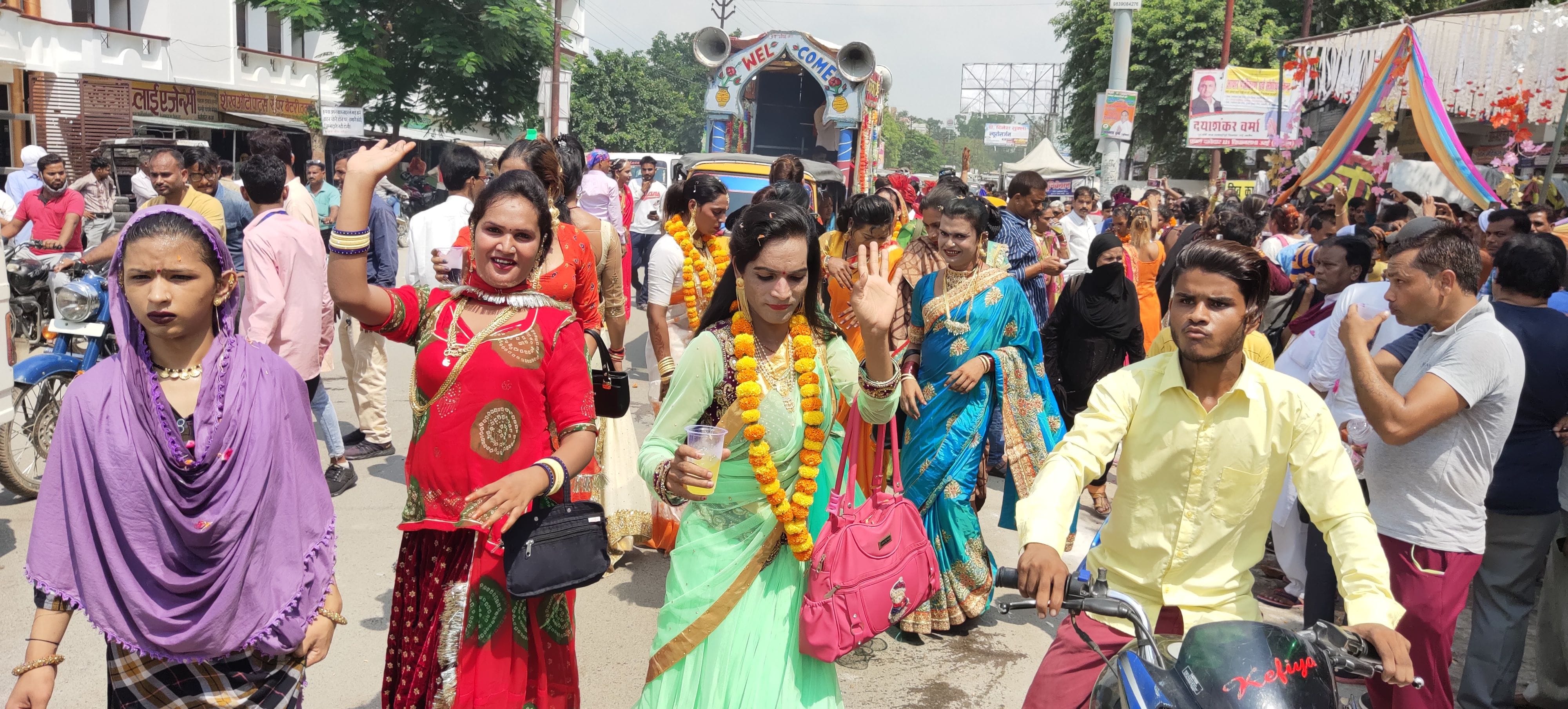 शहर में गंगा जली यात्रा के दौरान डांस करते किन्नर शहर में गंगा जली यात्रा के दौरान डांस करते किन्नर