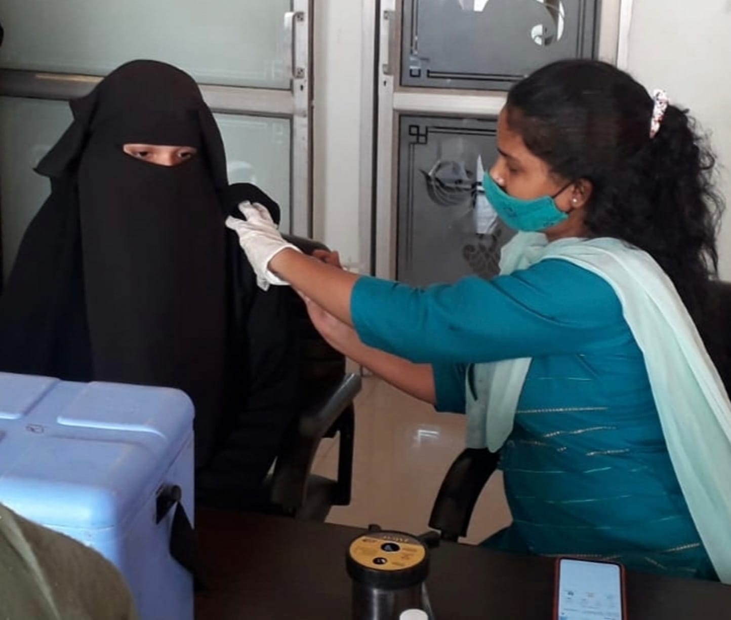 जलालाबाद में टीका लगाती महिला चिकित्सक जलालाबाद में टीका लगाती महिला चिकित्सक