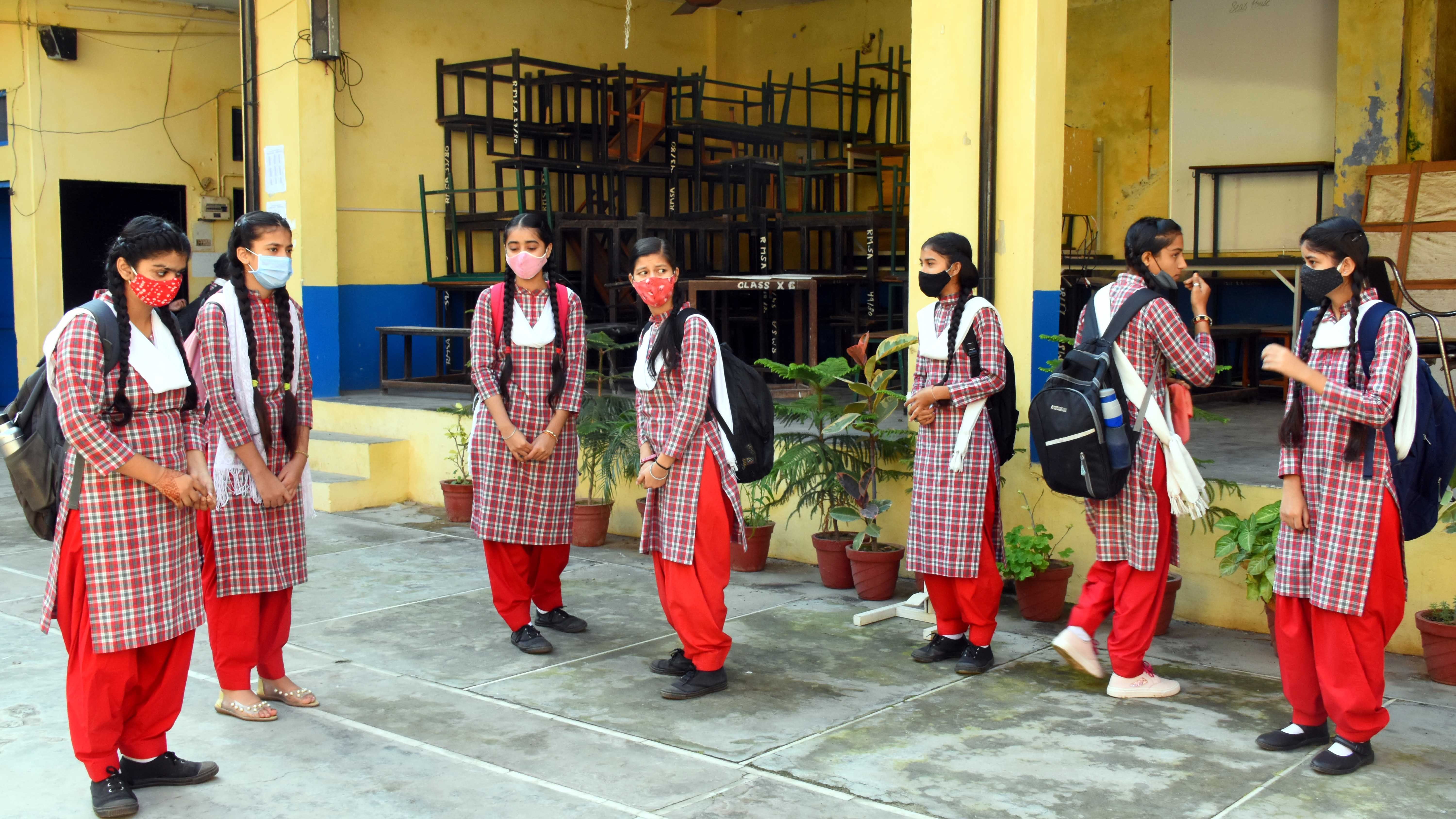 ऊना के कन्या स्कूल में काफी समय बाद स्कूल खुलने पर बातचीत करती छात्राएं