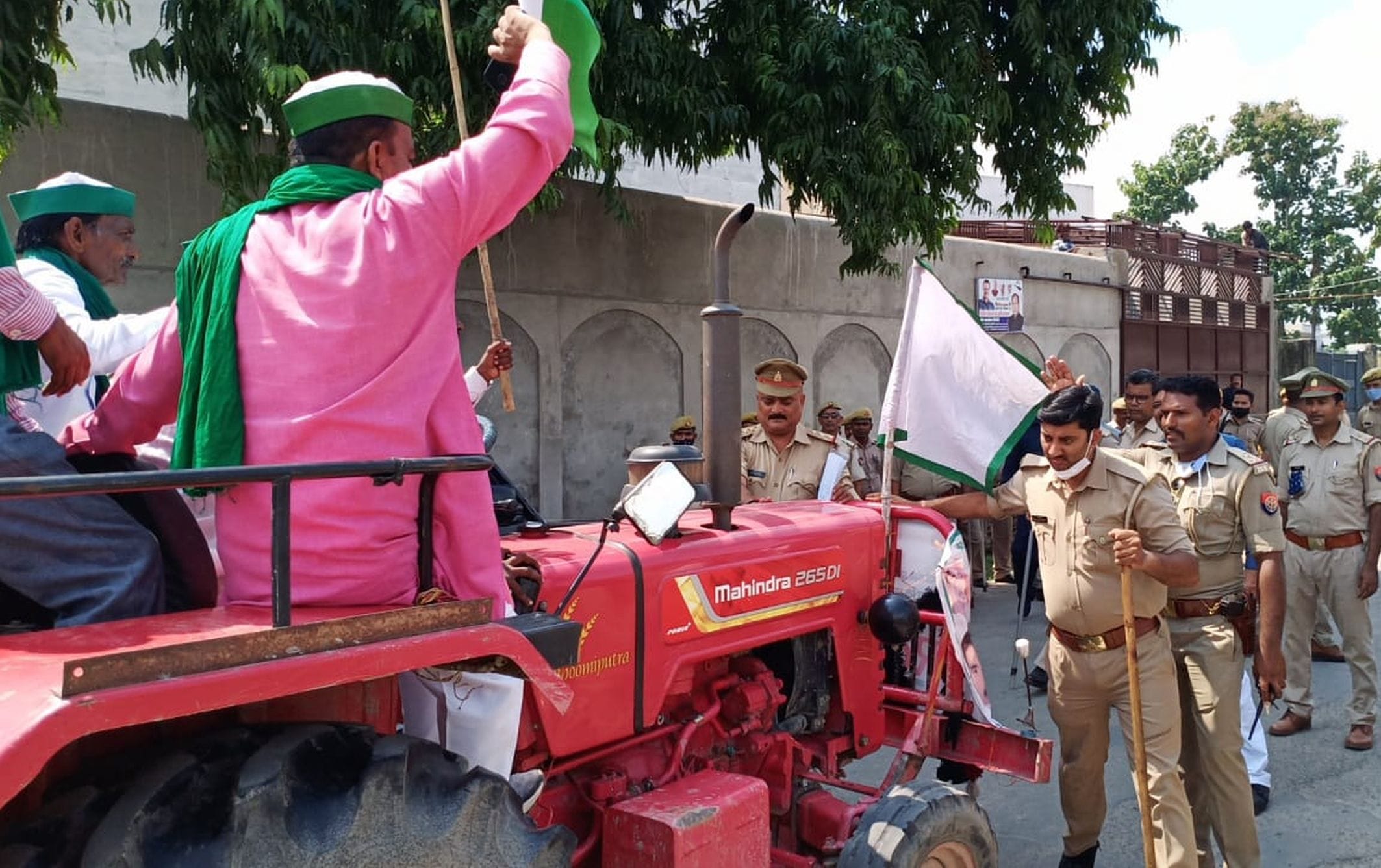 अयोध्या-अपनी मांगो को लेकर ट्रैक्टर जुलूस निकाल कर प्रदर्शन कर रहे भाकियू कार्यकर्ताओं को रोकत? अयोध्या-अपनी मांगो को लेकर ट्रैक्टर जुलूस निकाल कर प्रदर्शन कर रहे भाकियू कार्यकर्ताओं को रोकत?