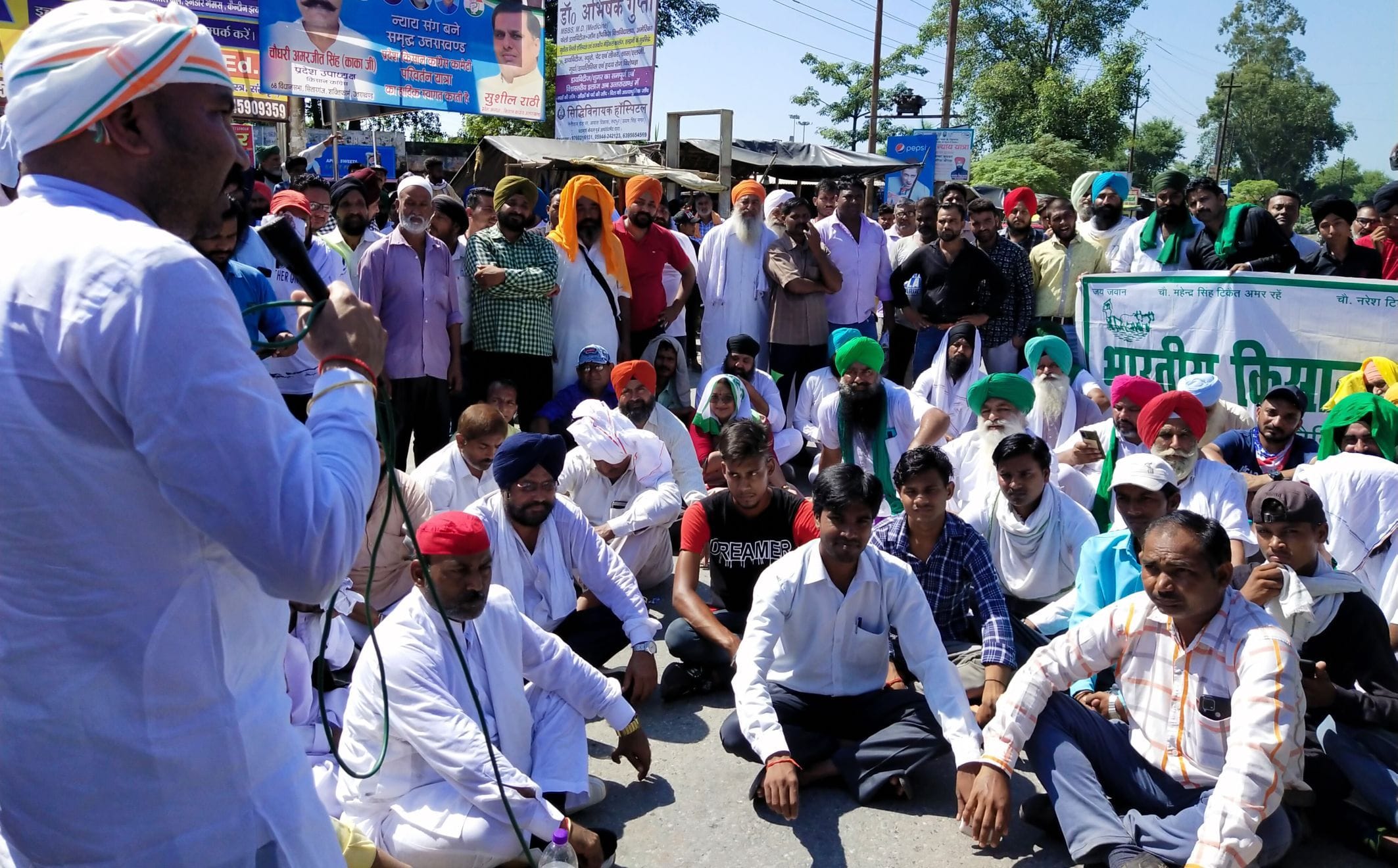 सितारगंज अमरिया चौराहे पर भारत बंद आंदोलन के दौरान सभा करते किसान व अन्य दलों के कार्यकर्ता। सितारगंज अमरिया चौराहे पर भारत बंद आंदोलन के दौरान सभा करते किसान व अन्य दलों के कार्यकर्ता।
