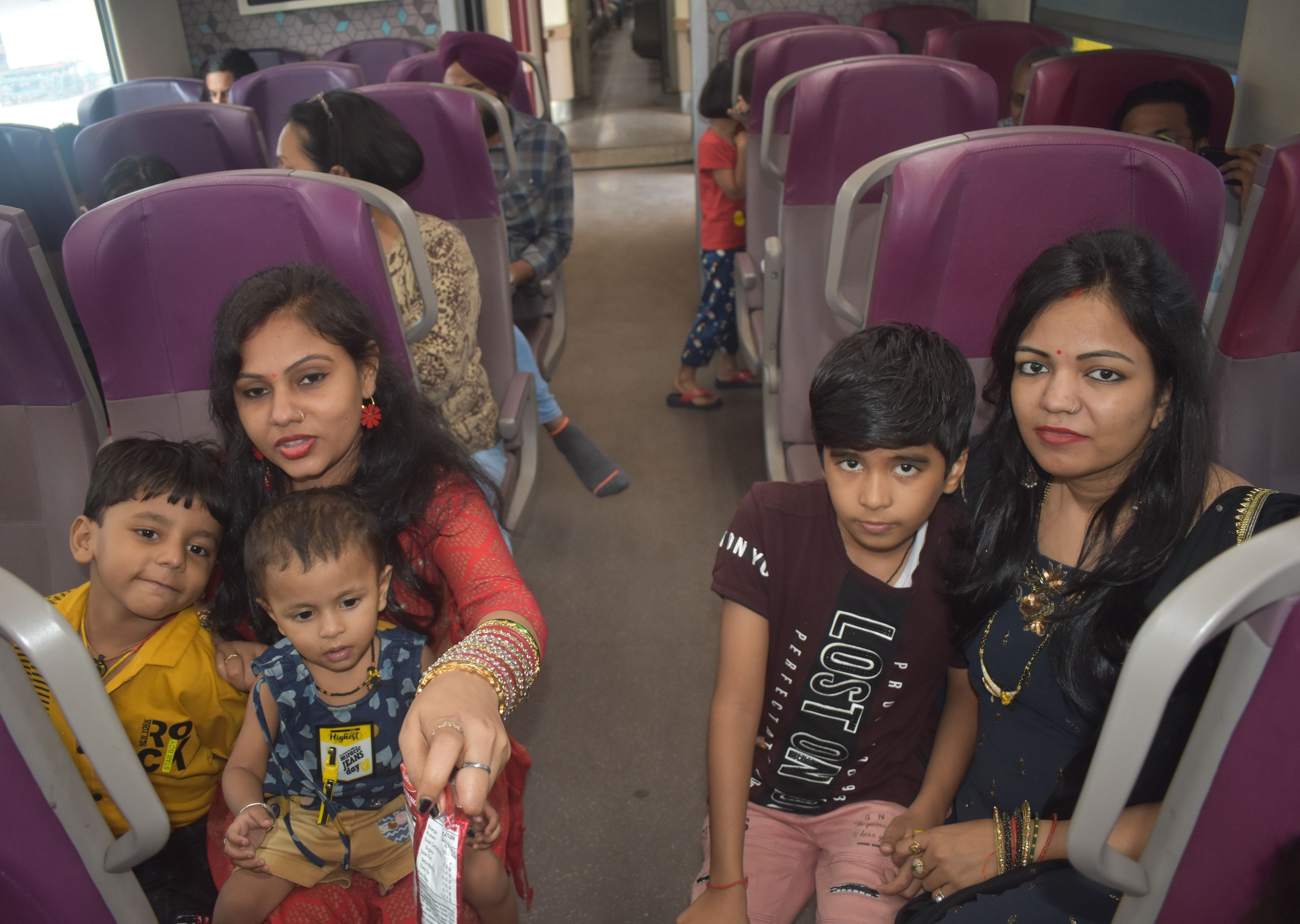 पानीपत। वंदे मातरम ट्रेन के अंदर बैठी महिला गुंजन गुप्ता, अनामिका व अपने बच्चे के साथ । पानीपत। वंदे मातरम ट्रेन के अंदर बैठी महिला गुंजन गुप्ता, अनामिका व अपने बच्चे के साथ ।